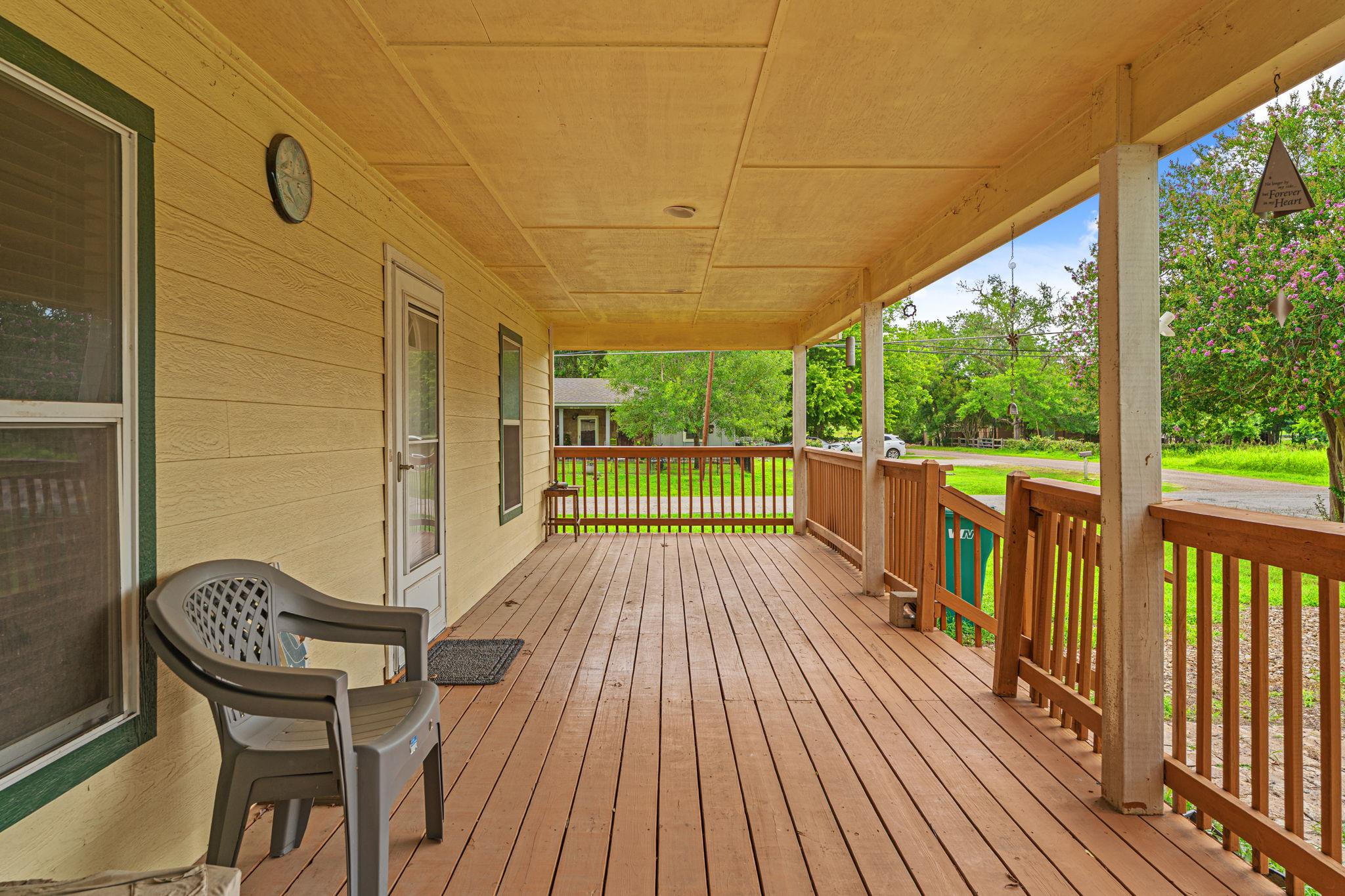300 Walker St, Smithville, TX 78957