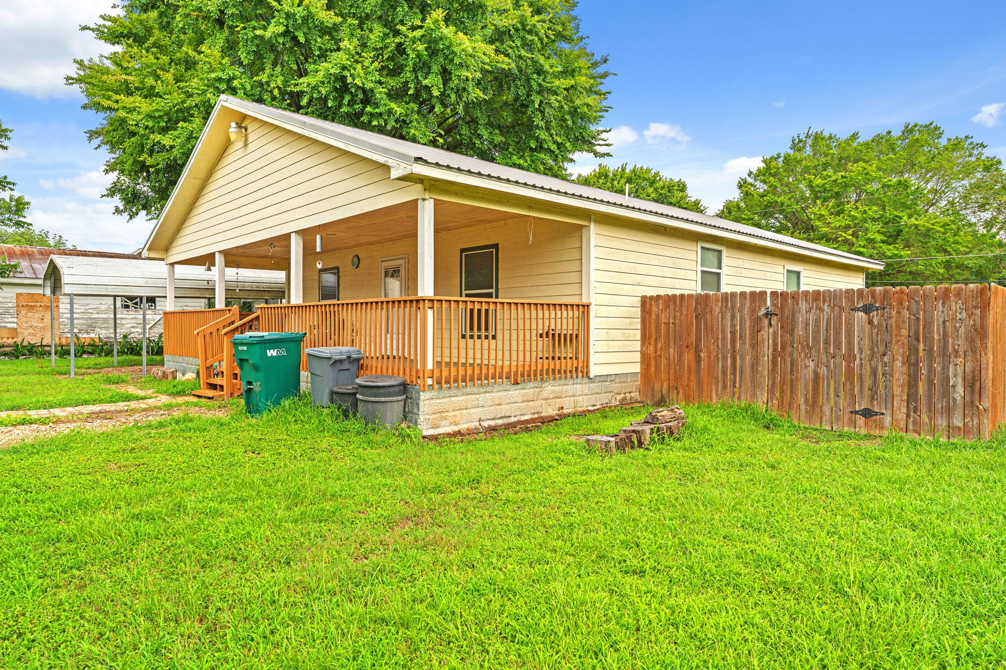 300 Walker St, Smithville, TX 78957
