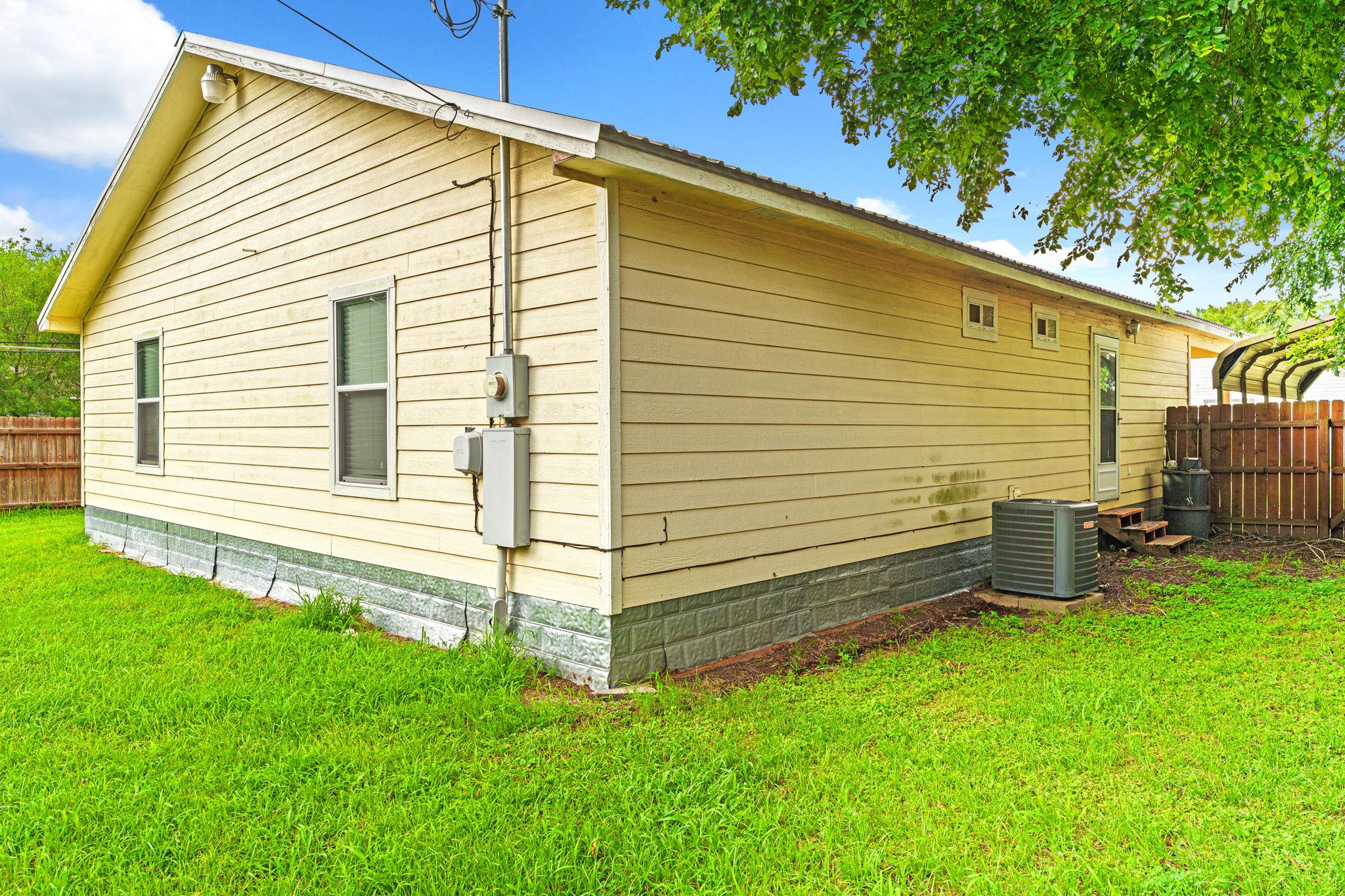 300 Walker St, Smithville, TX 78957