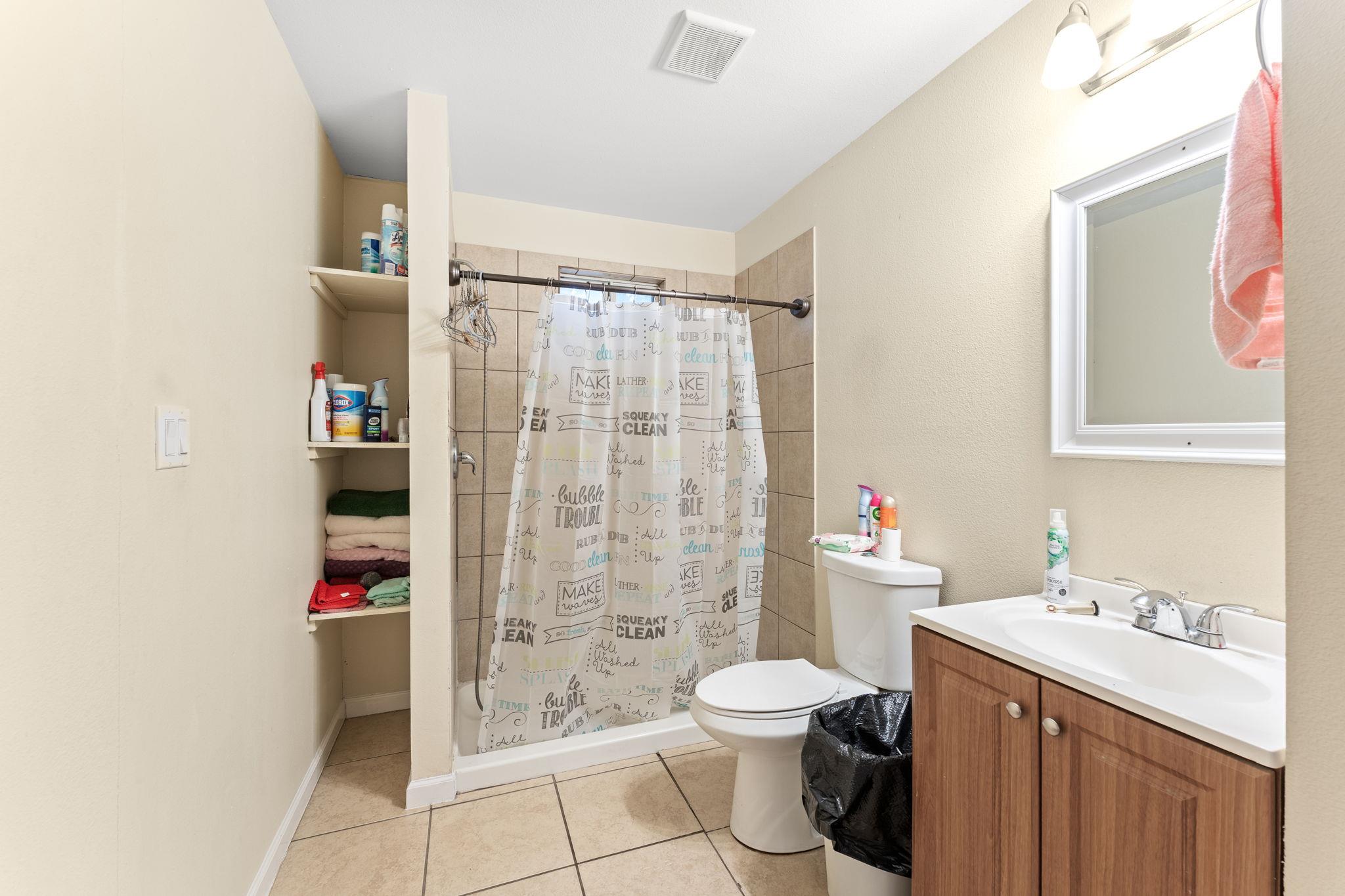 300 Walker St, Smithville, TX 78957