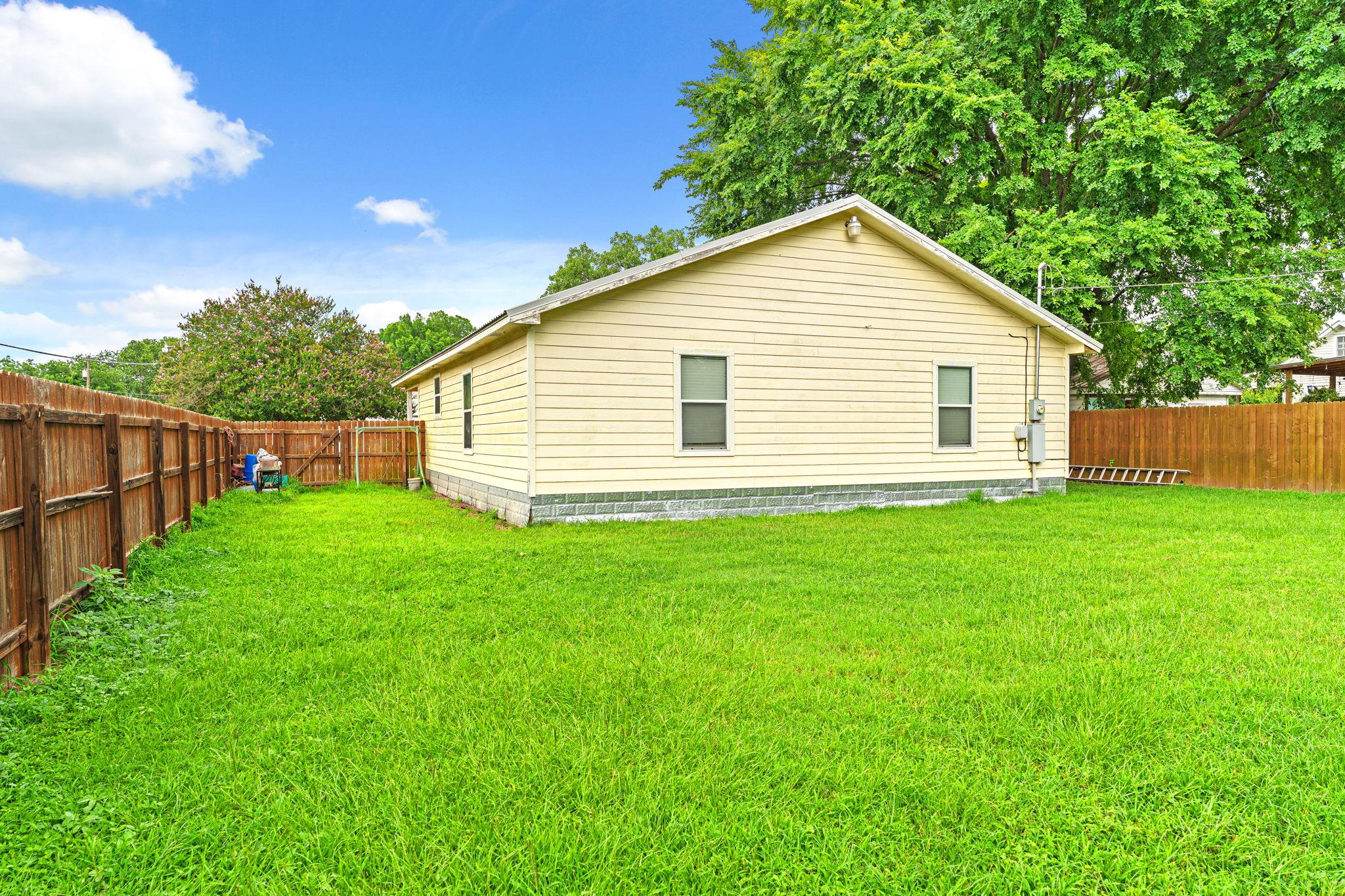 300 Walker St, Smithville, TX 78957