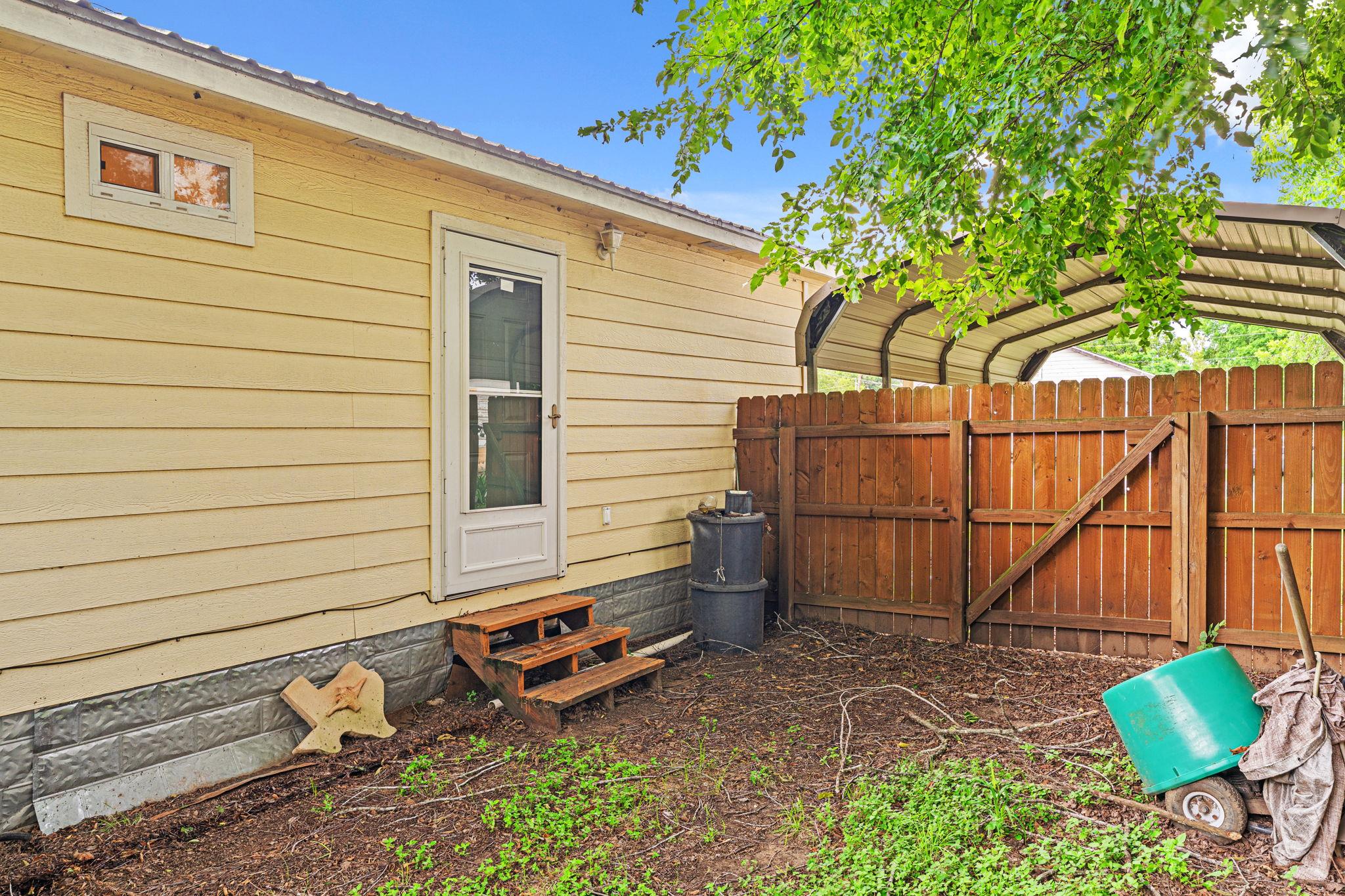300 Walker St, Smithville, TX 78957