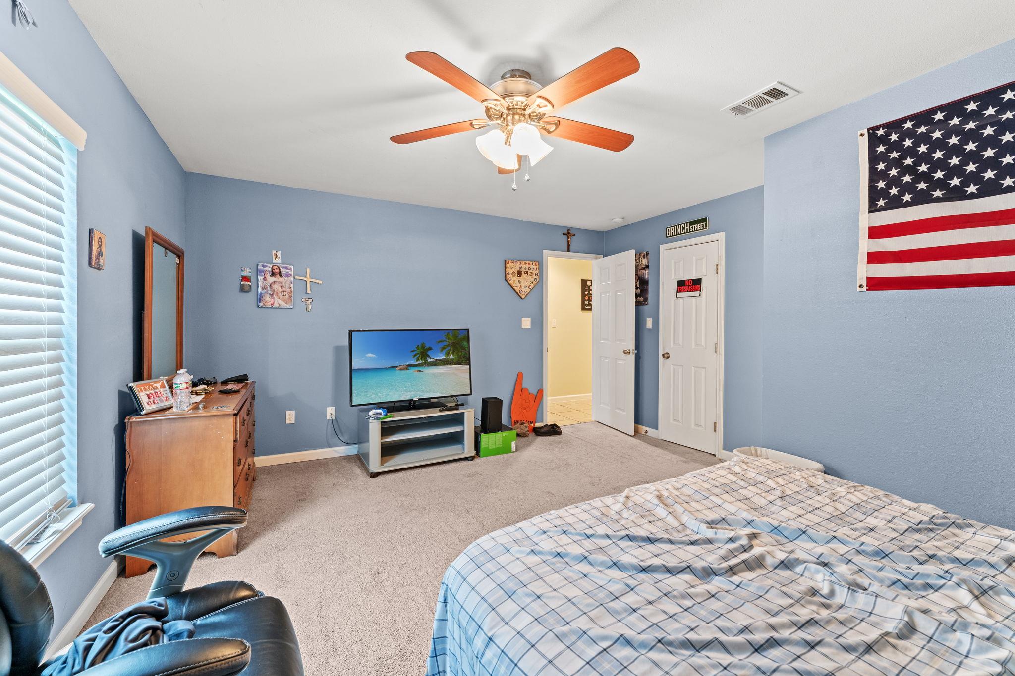 300 Walker St, Smithville, TX 78957