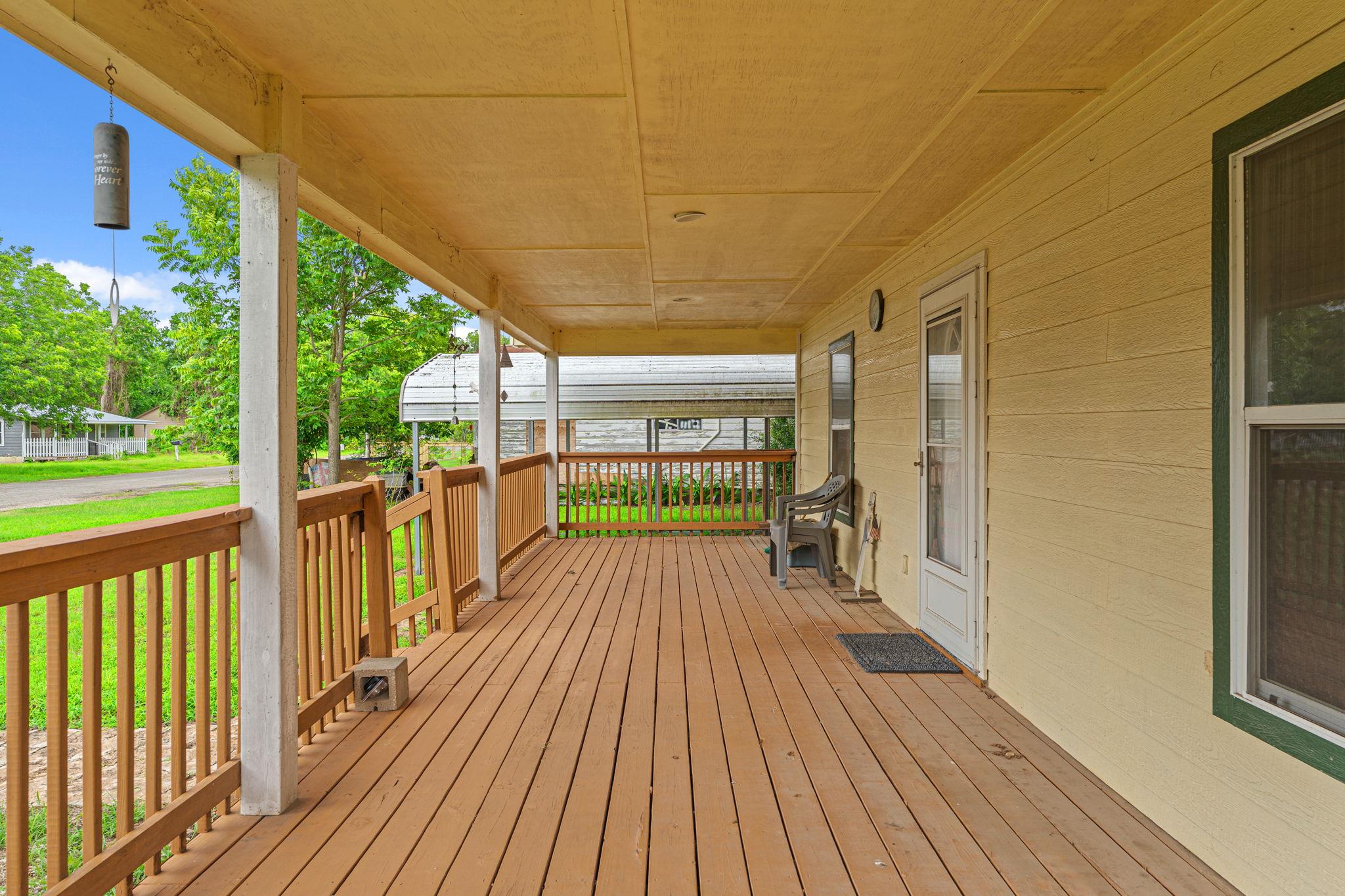 300 Walker St, Smithville, TX 78957