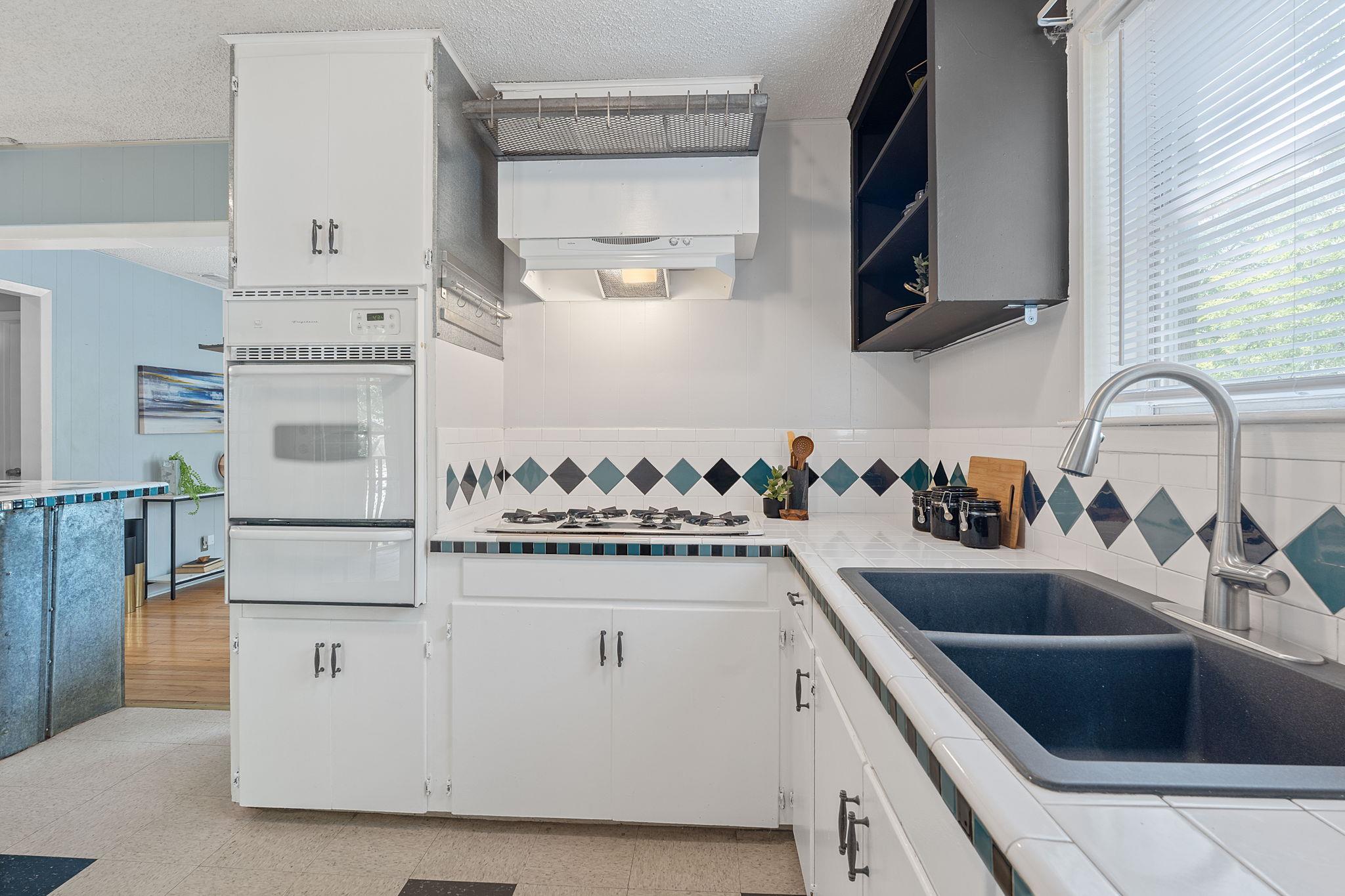 932 E 53 1/2 St, Austin, TX 78751