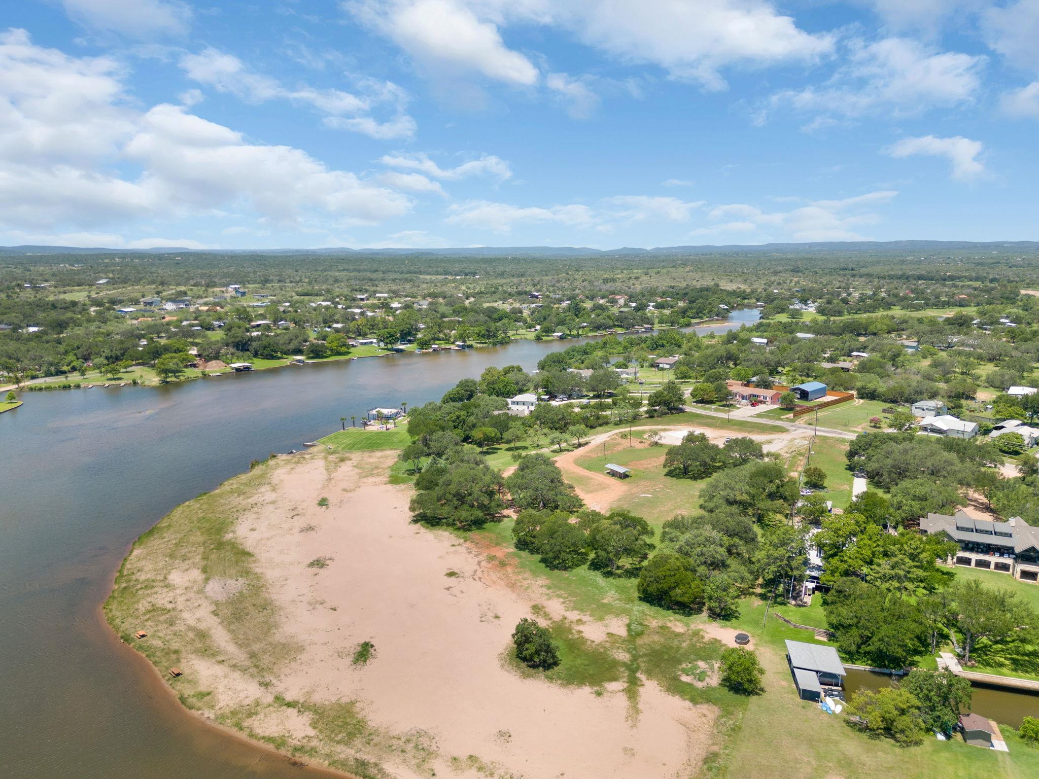 908 Sandy Mountain Dr, Llano, TX 78643