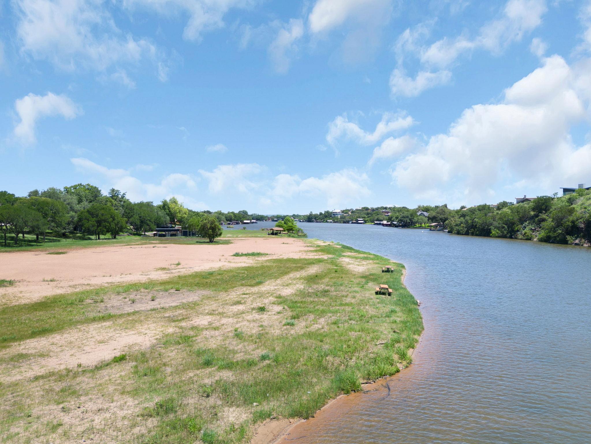 908 Sandy Mountain Dr, Llano, TX 78643