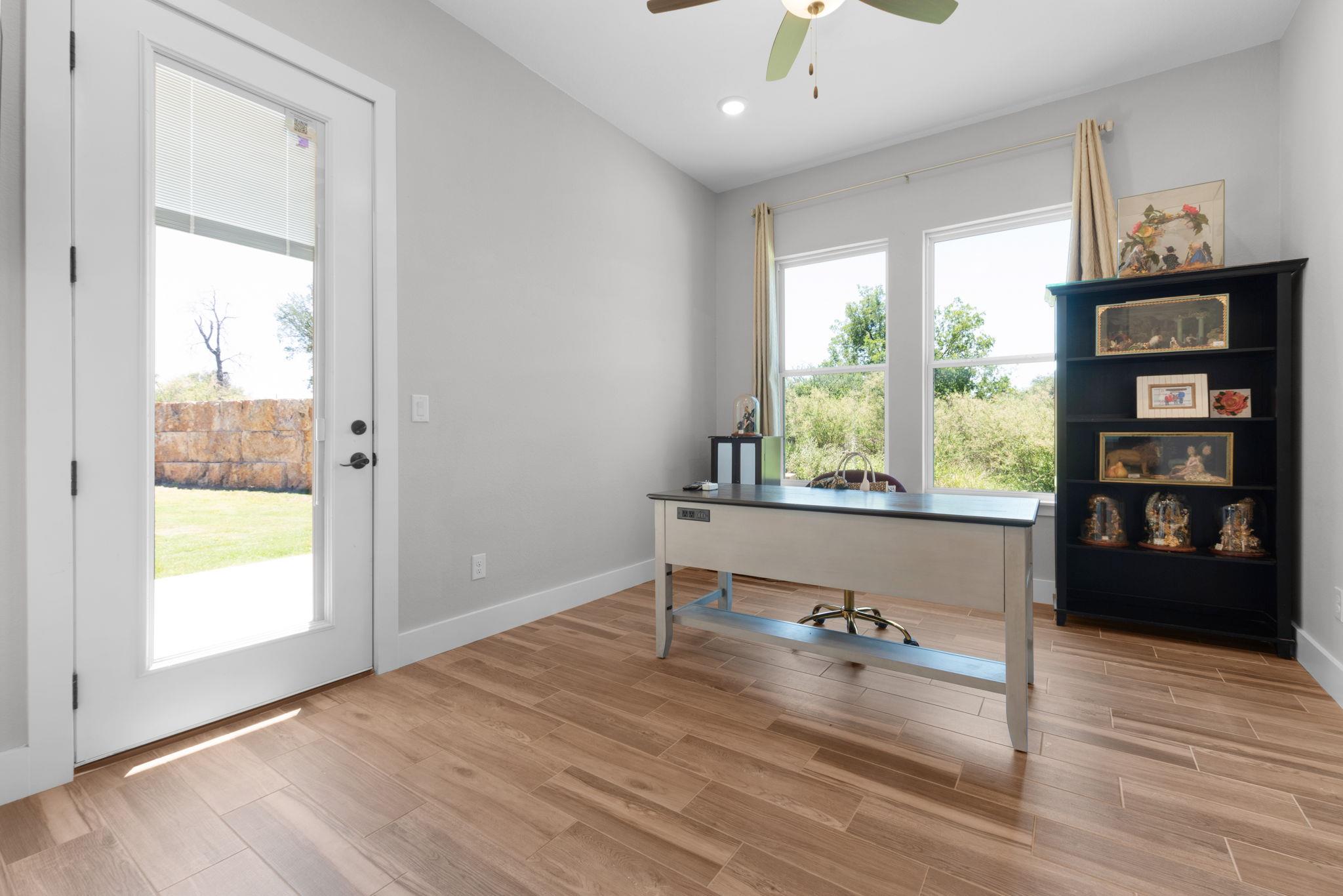 908 Sandy Mountain Dr, Llano, TX 78643