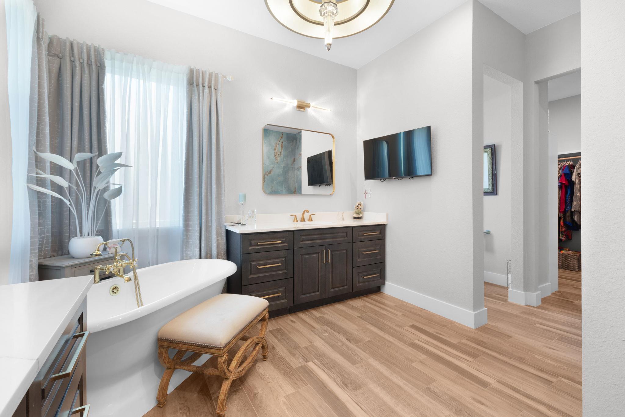 908 Sandy Mountain Dr, Llano, TX 78643