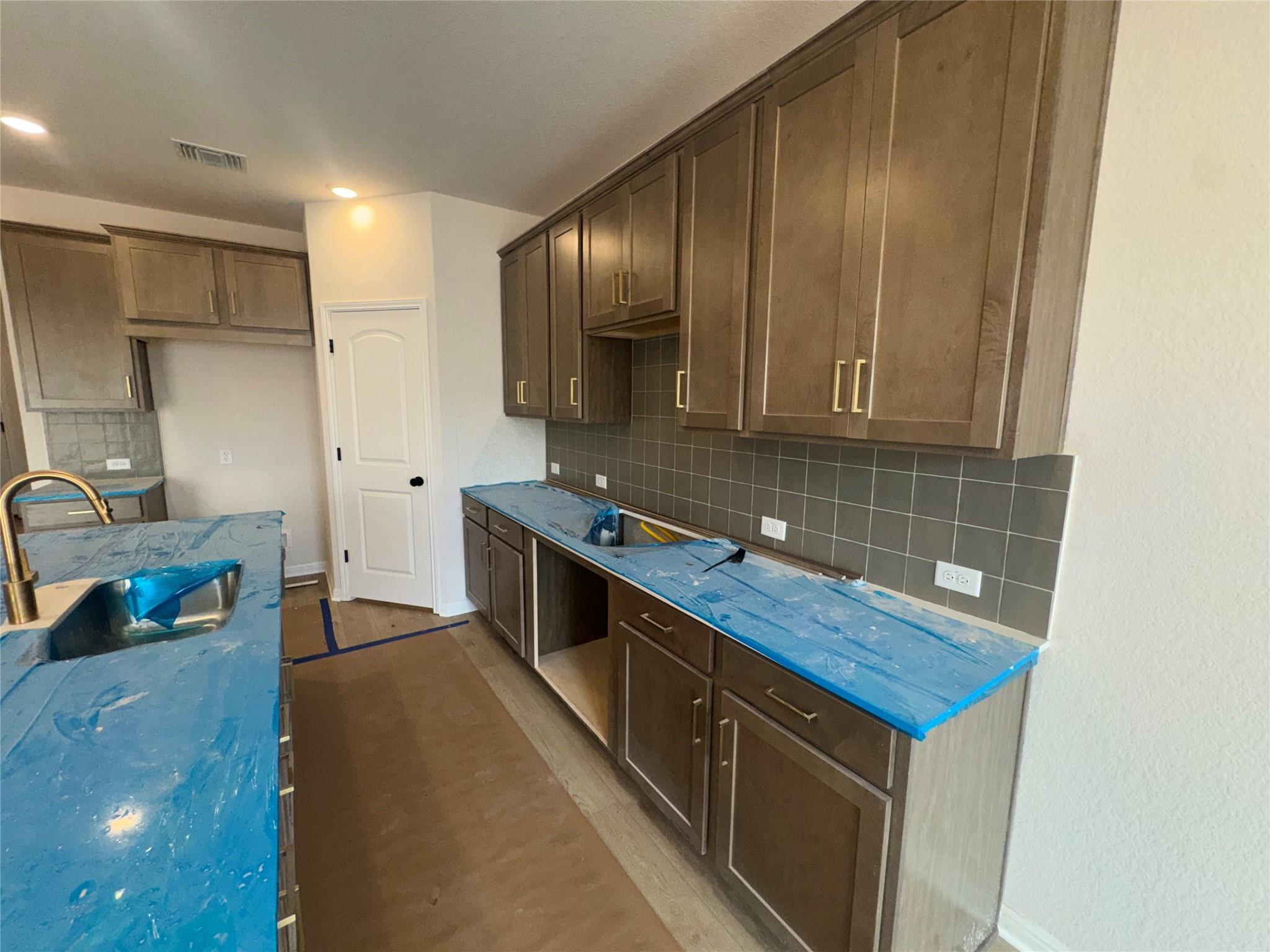 305 Willow Heights Dr, Hutto, TX 78634