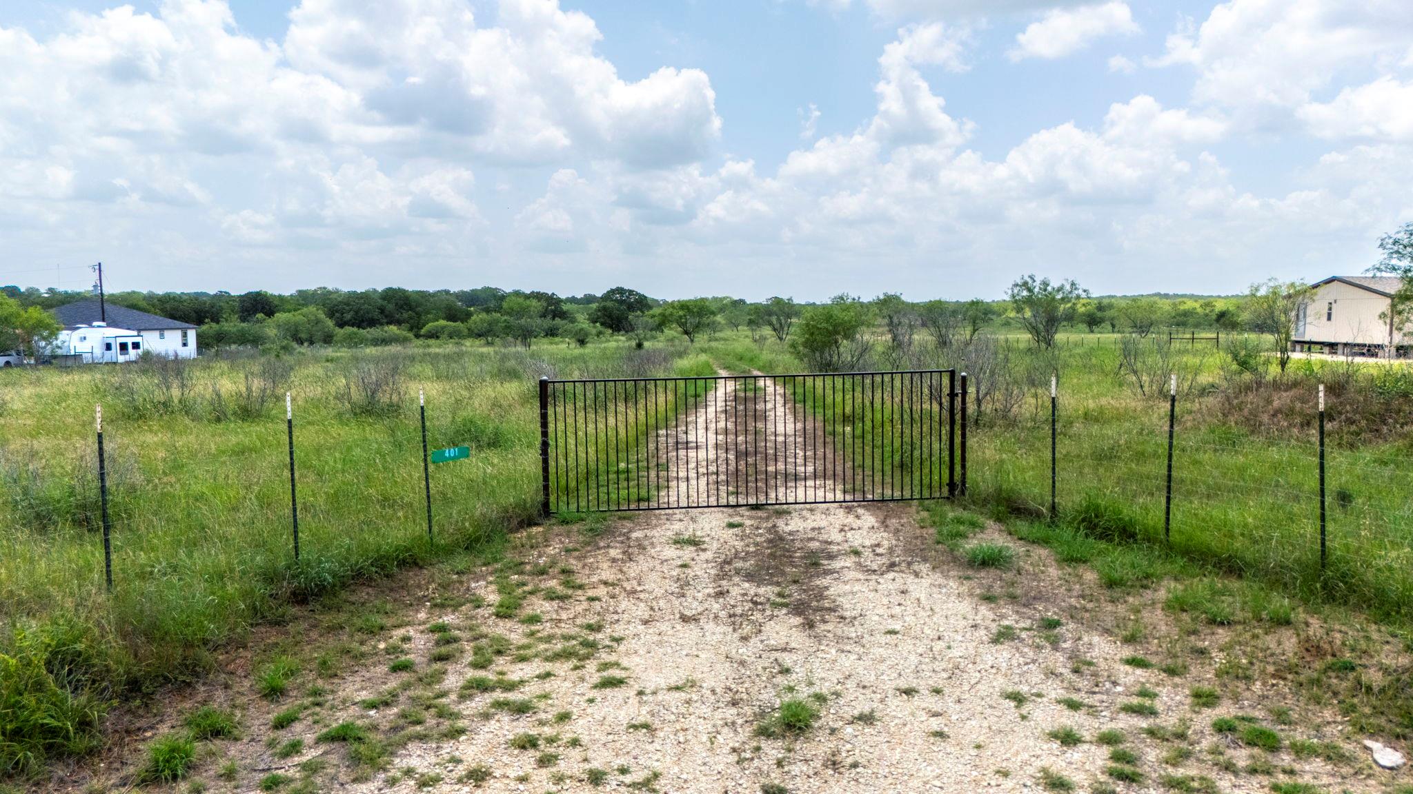 401 Turnback Trl, Dale, TX 78616