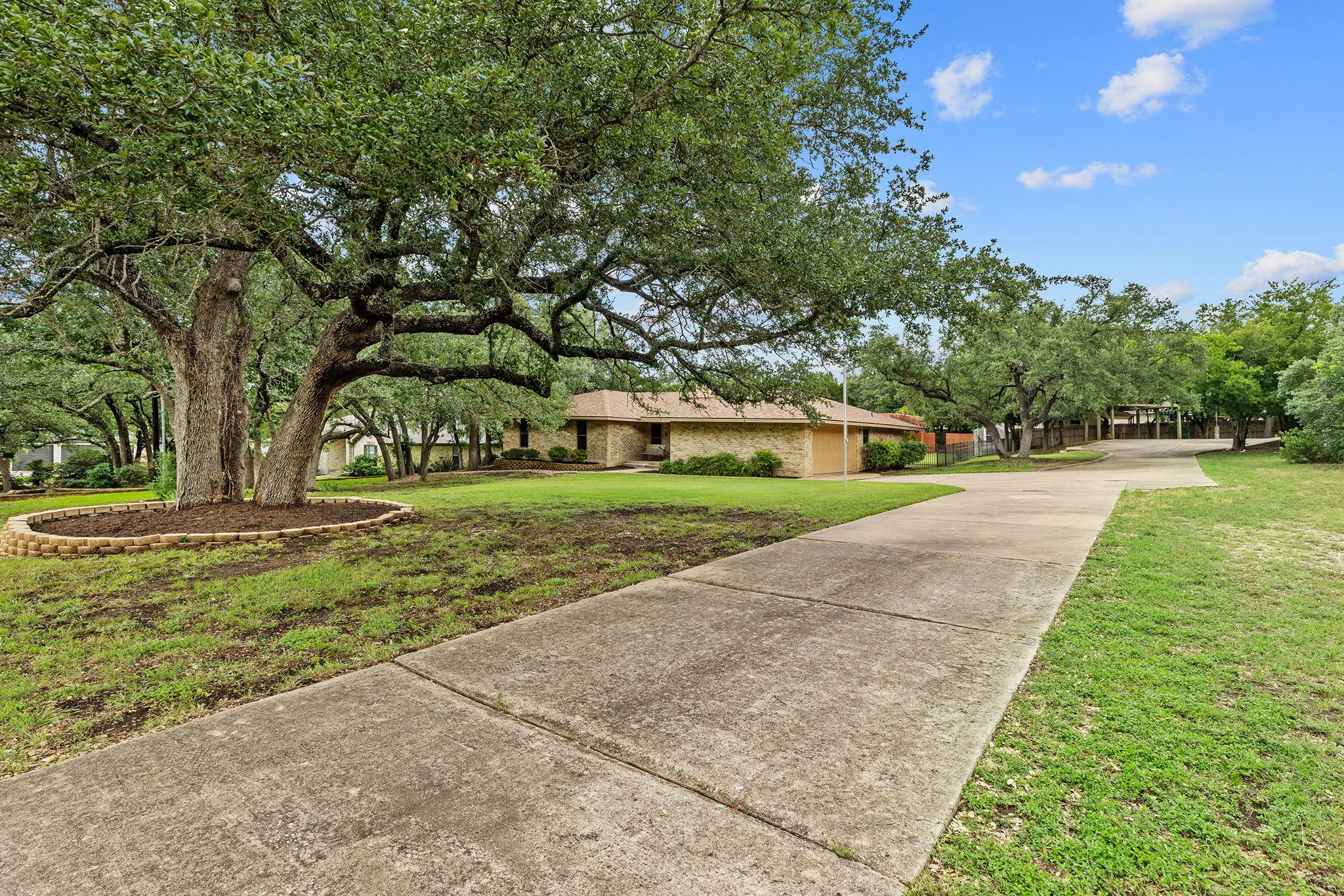 1204 Oak Hollow Dr, Leander, TX 78641