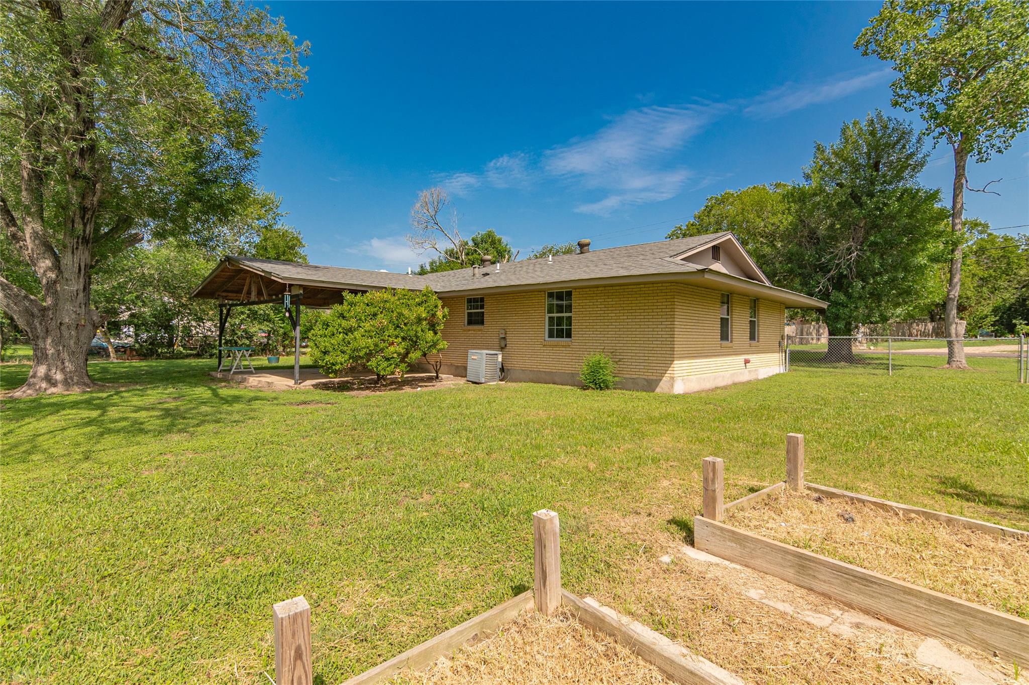 133 Country Acres Dr, Seguin, TX 78155