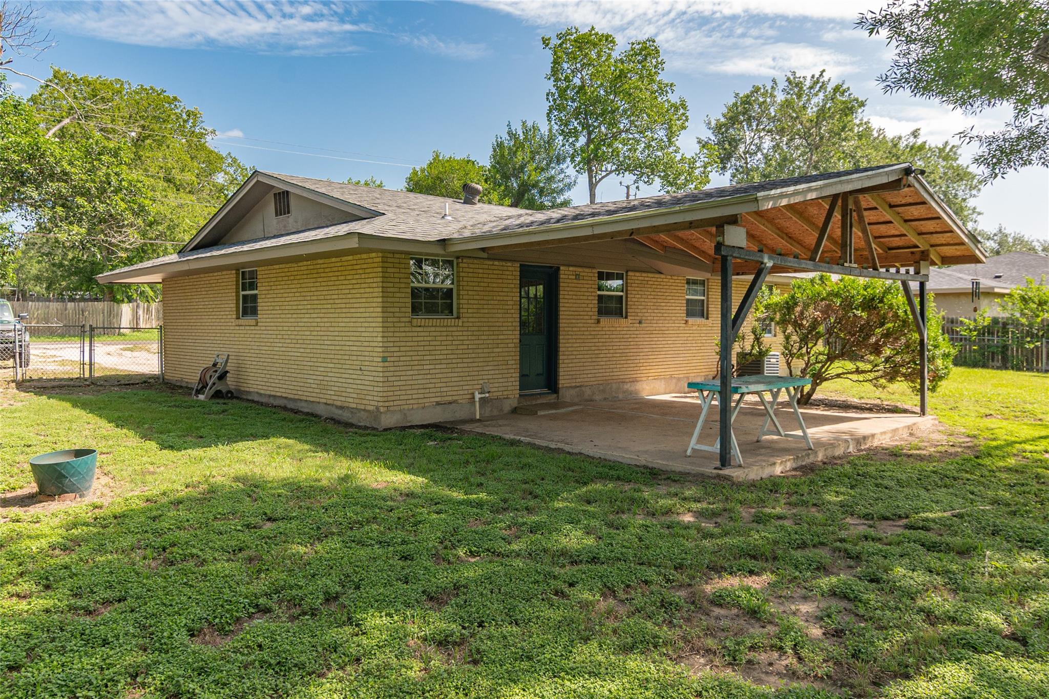 133 Country Acres Dr, Seguin, TX 78155