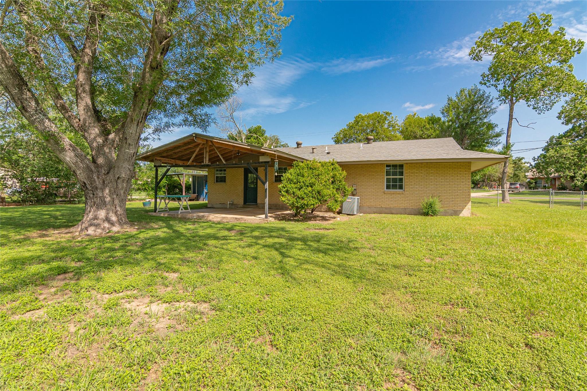 133 Country Acres Dr, Seguin, TX 78155