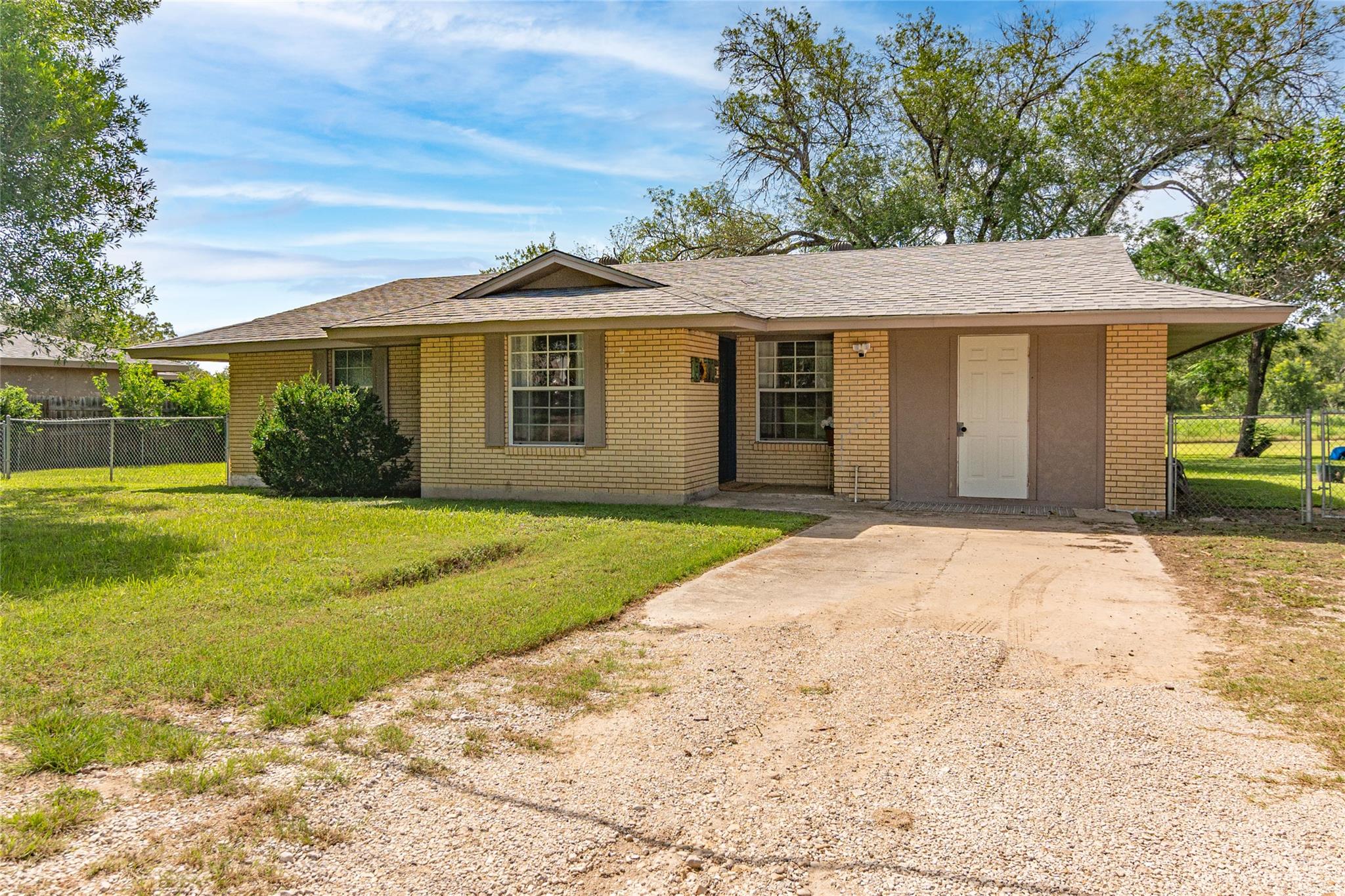 133 Country Acres Dr, Seguin, TX 78155