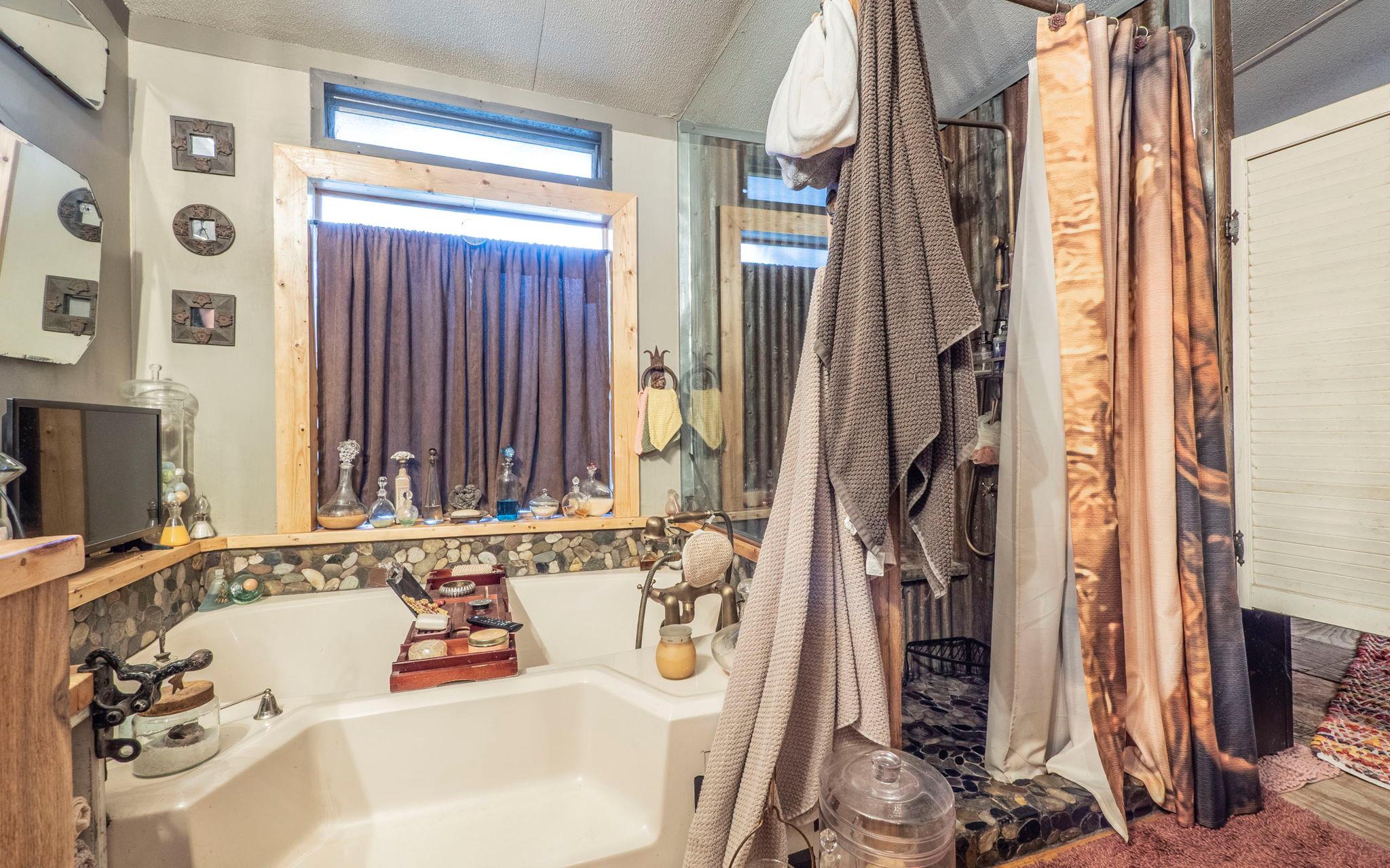 210 W Lakeshore Dr, Dripping Springs, TX 78620