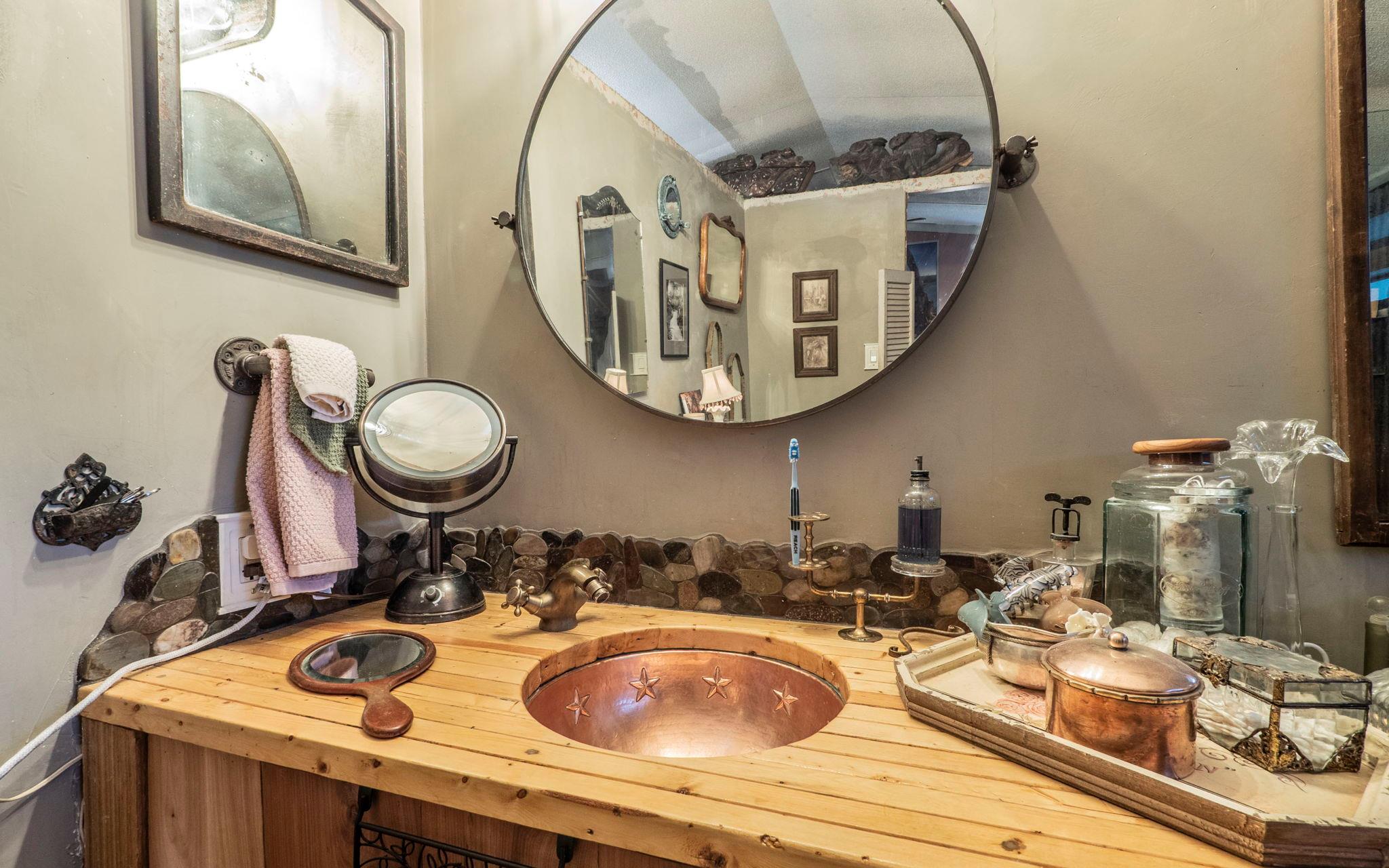 210 W Lakeshore Dr, Dripping Springs, TX 78620