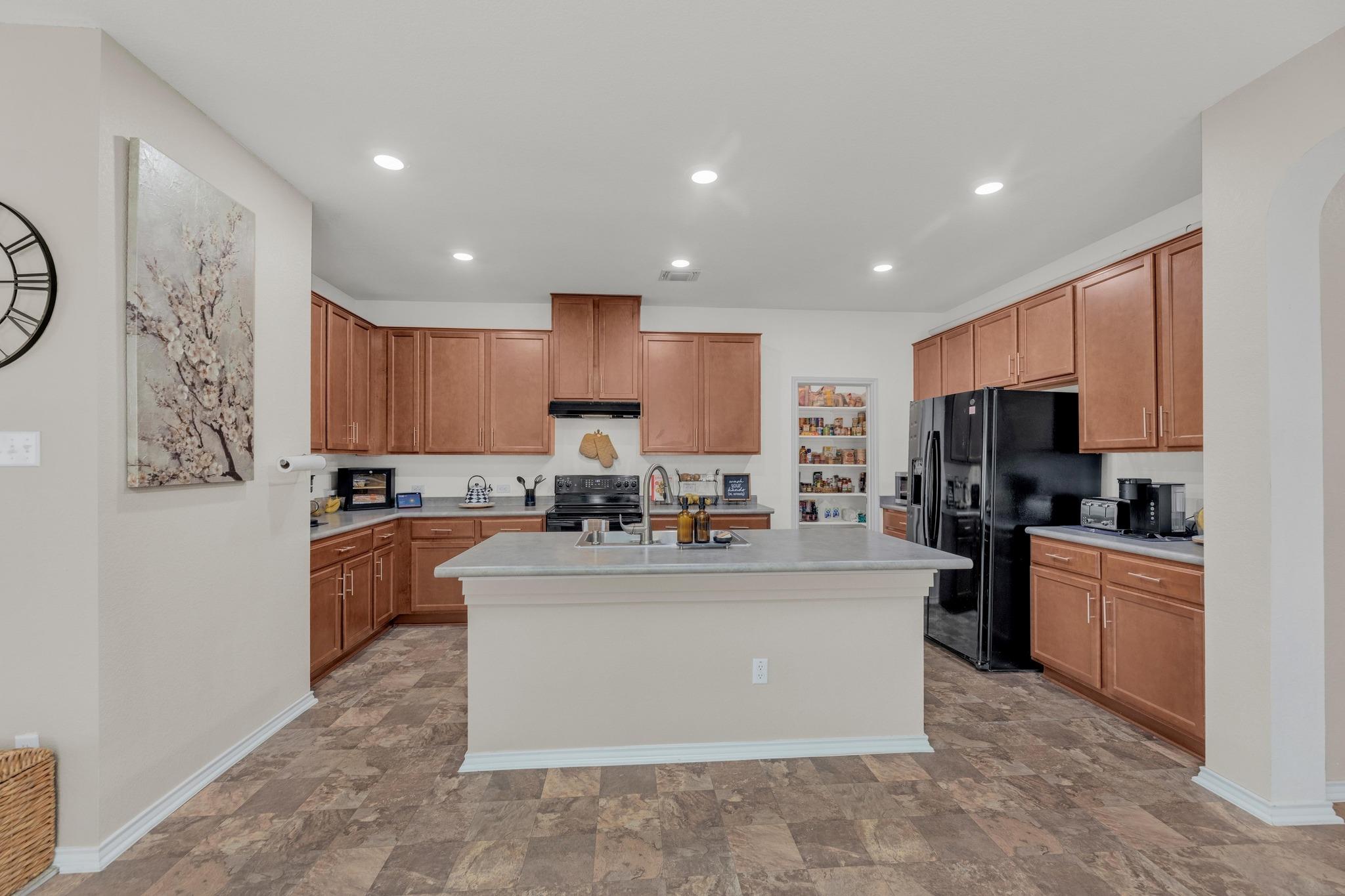 136 Everglades Ave, Taylor, TX 76574