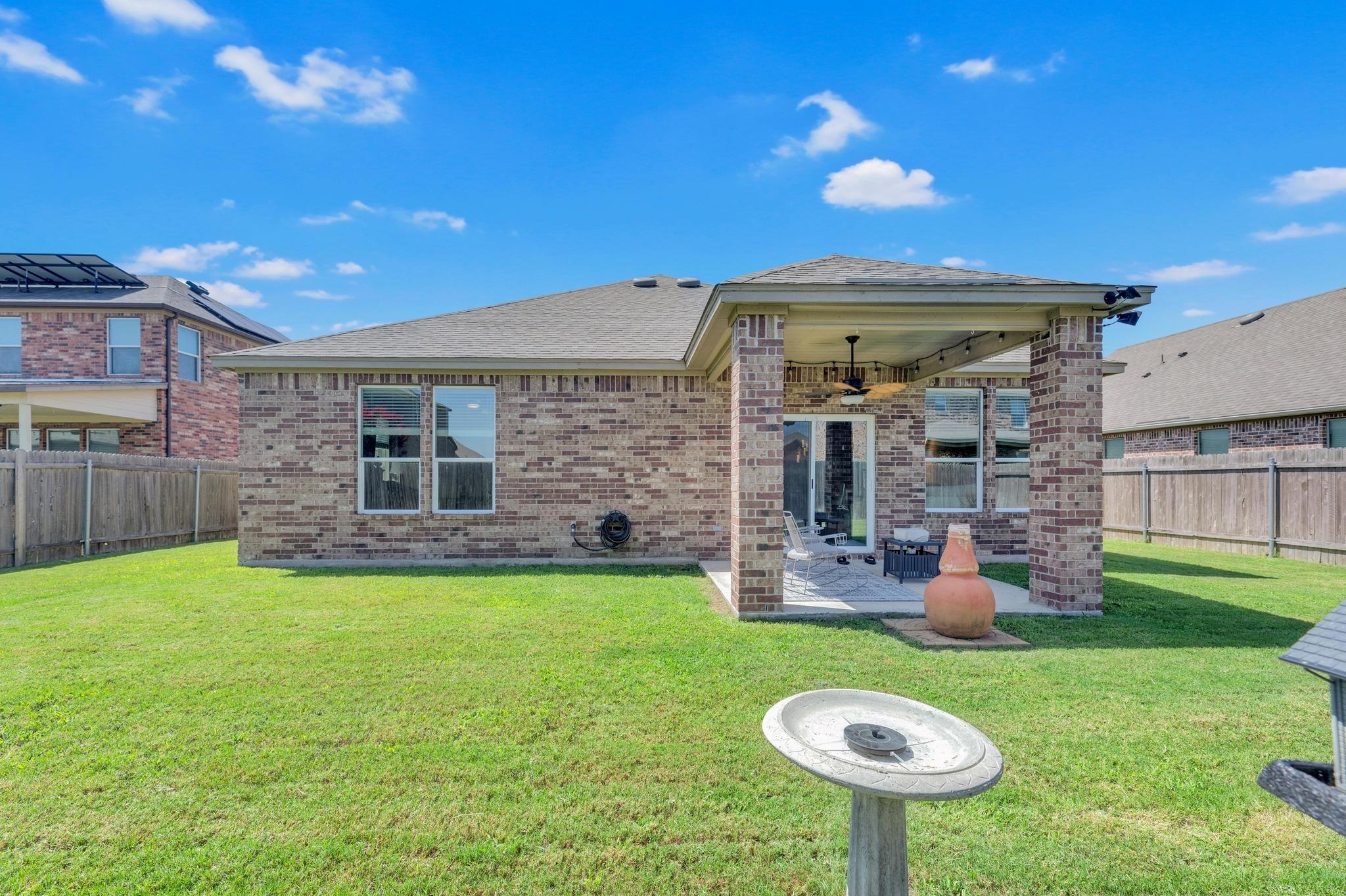 136 Everglades Ave, Taylor, TX 76574