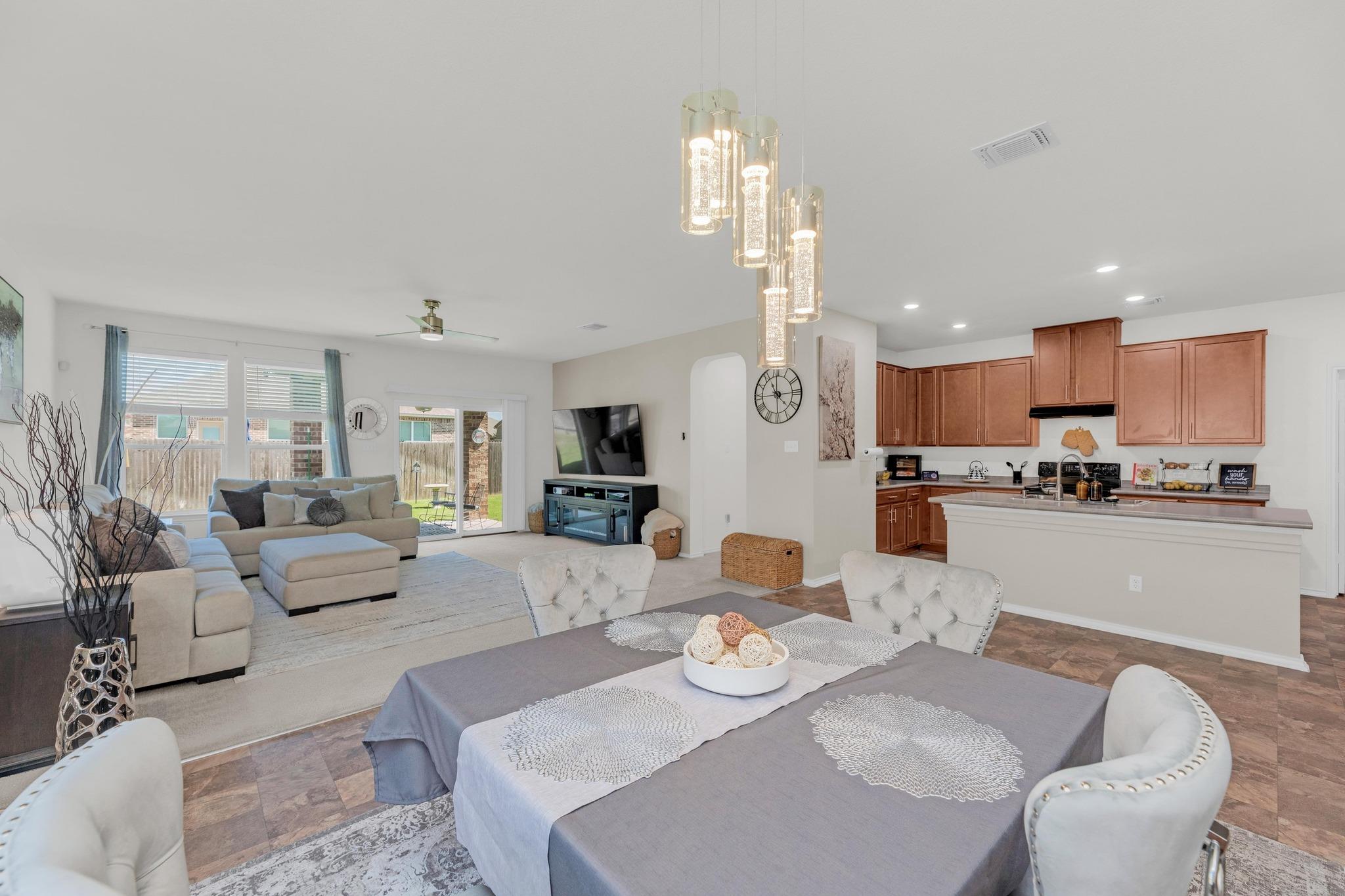 136 Everglades Ave, Taylor, TX 76574