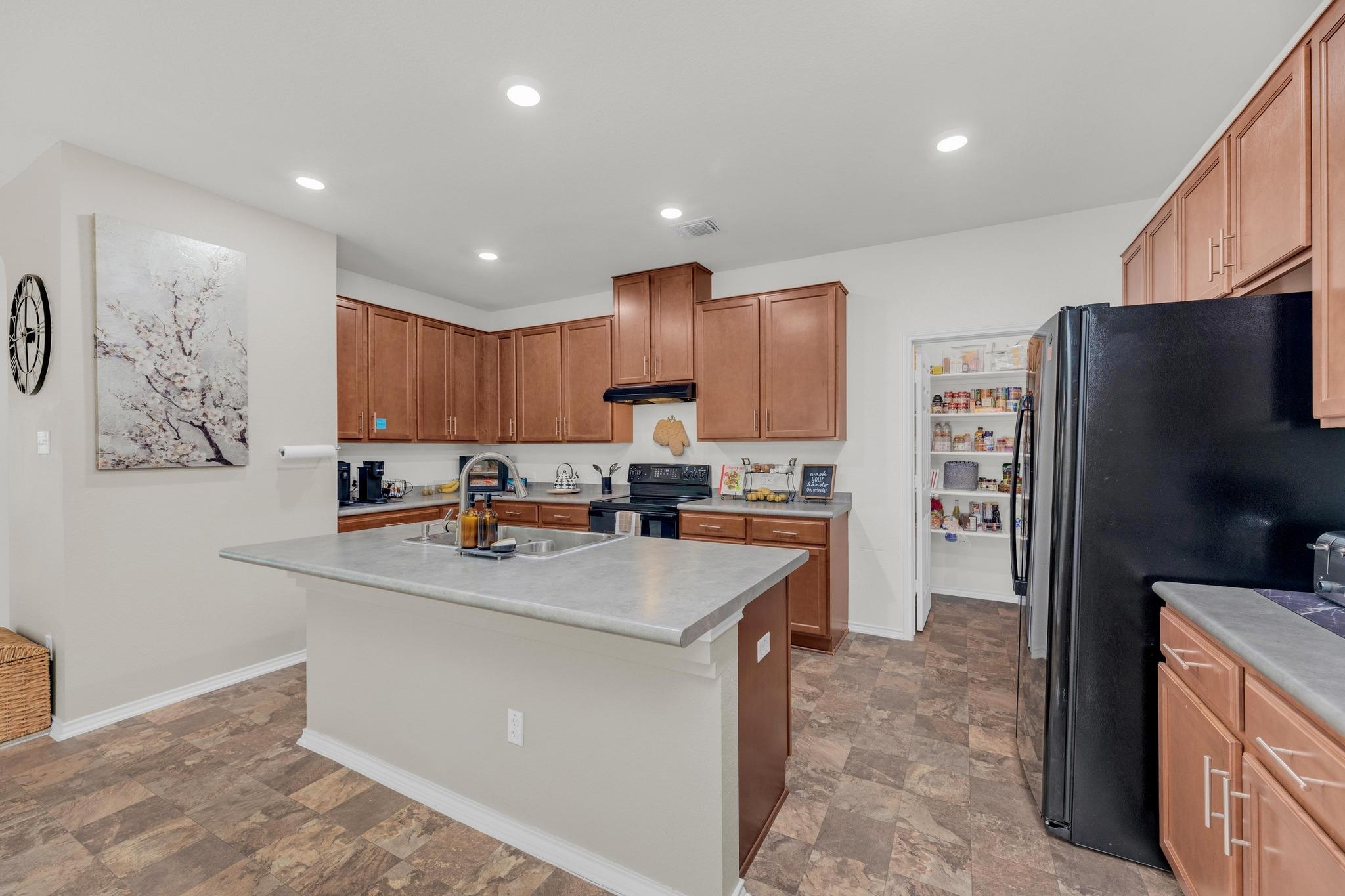136 Everglades Ave, Taylor, TX 76574
