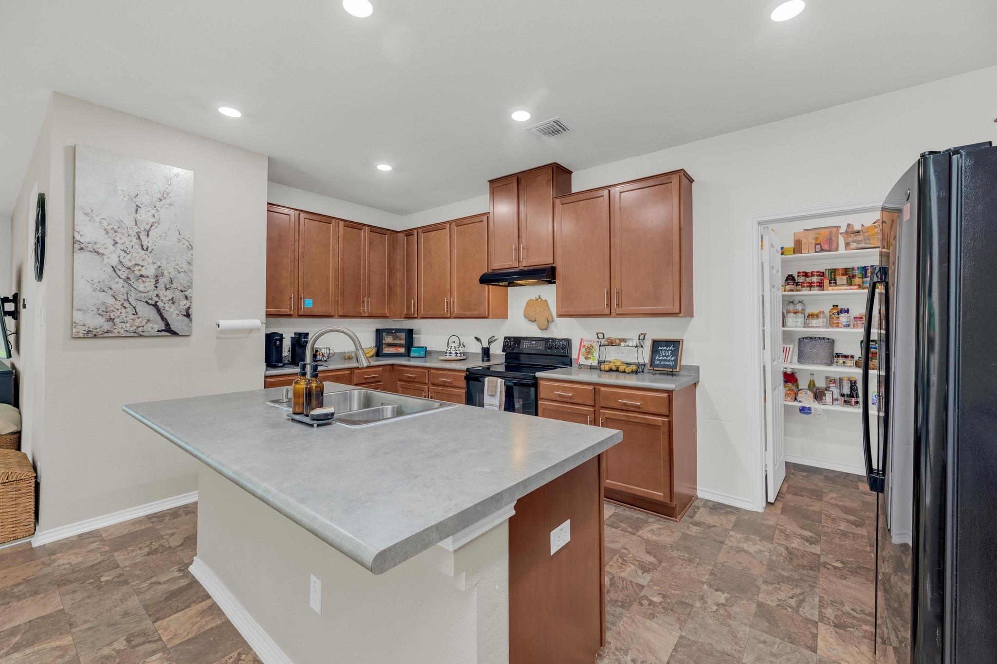 136 Everglades Ave, Taylor, TX 76574