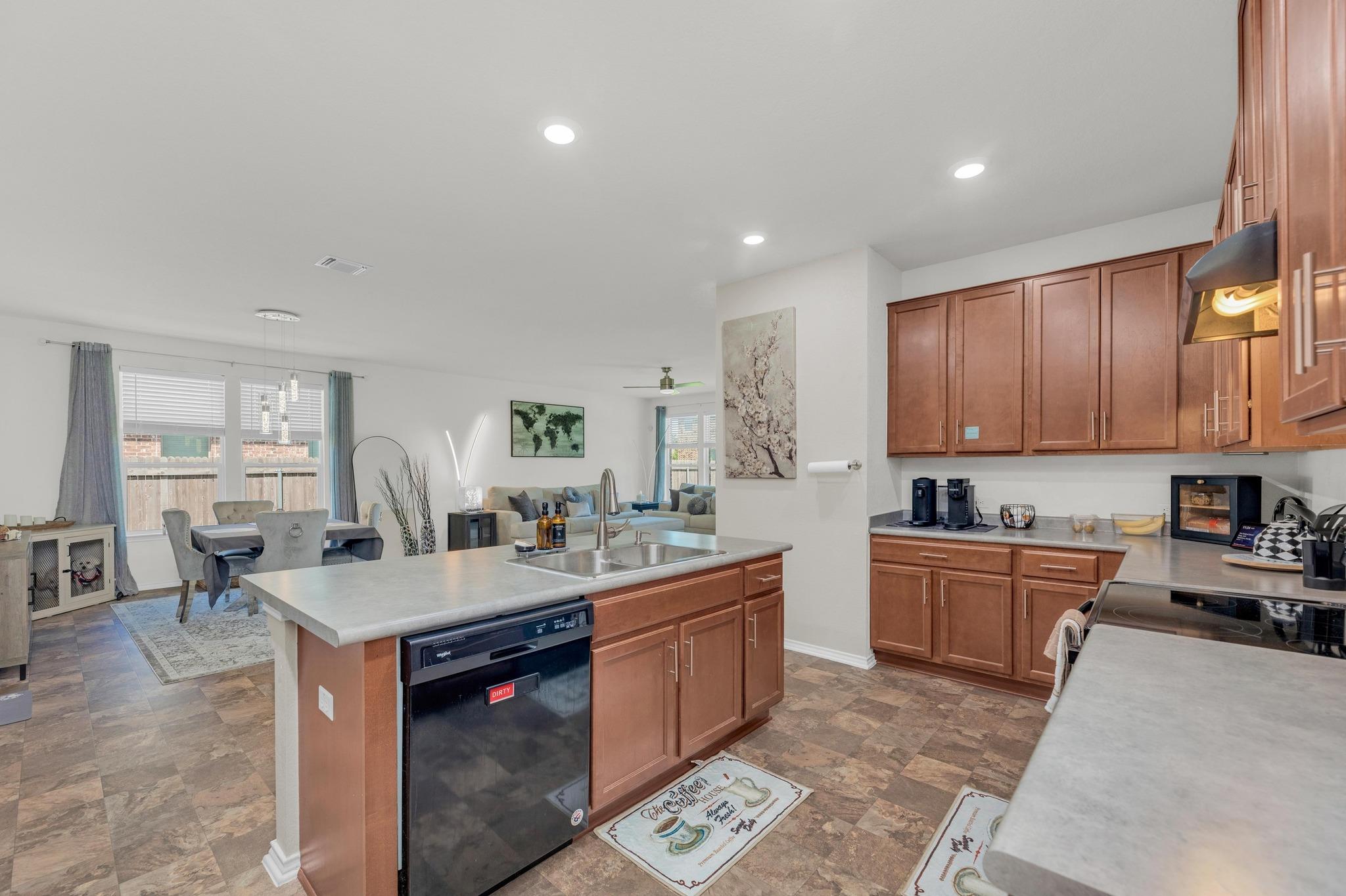 136 Everglades Ave, Taylor, TX 76574