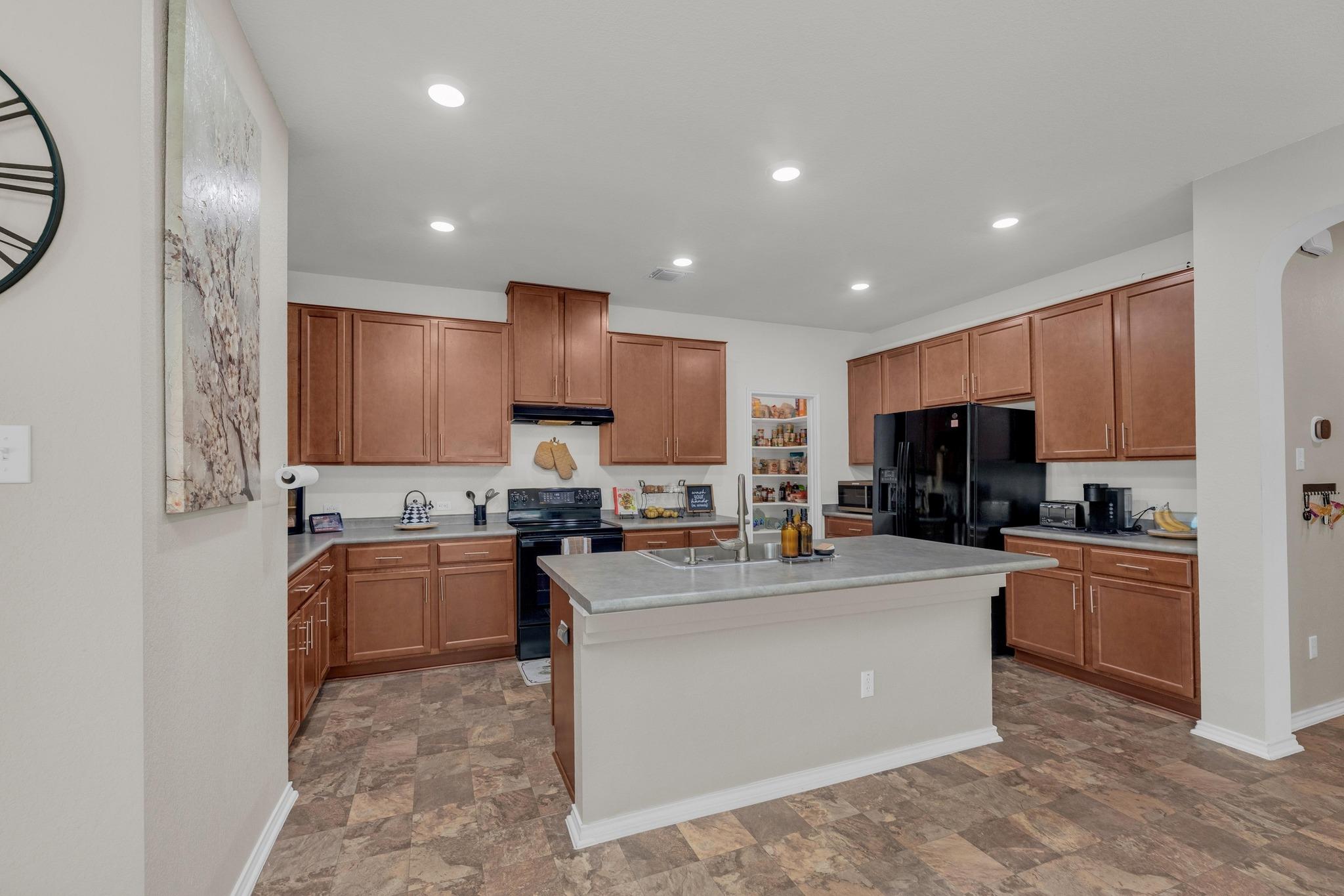136 Everglades Ave, Taylor, TX 76574