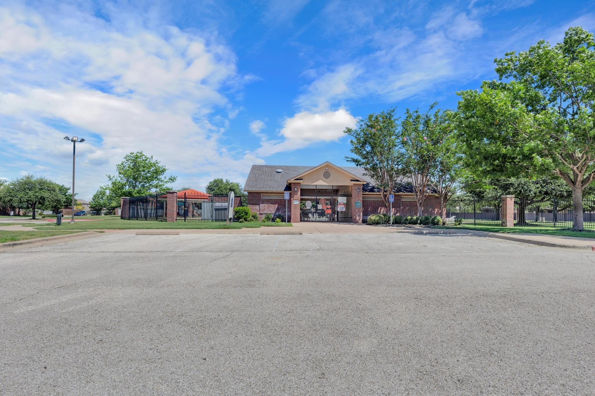 136 Everglades Ave, Taylor, TX 76574