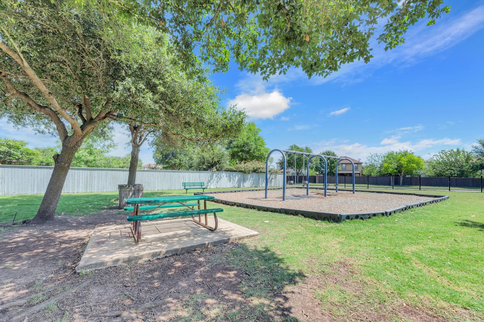 136 Everglades Ave, Taylor, TX 76574