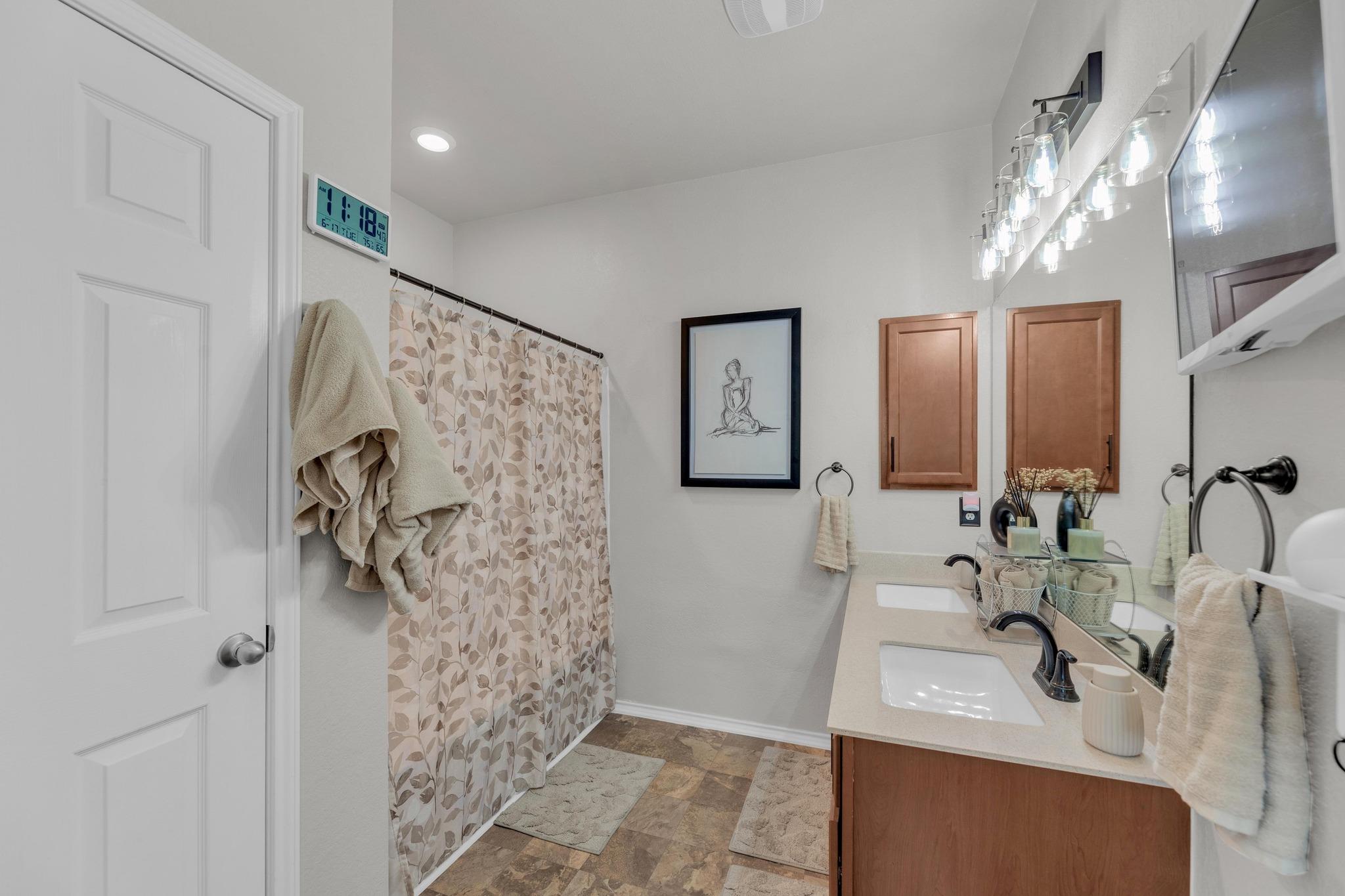 136 Everglades Ave, Taylor, TX 76574