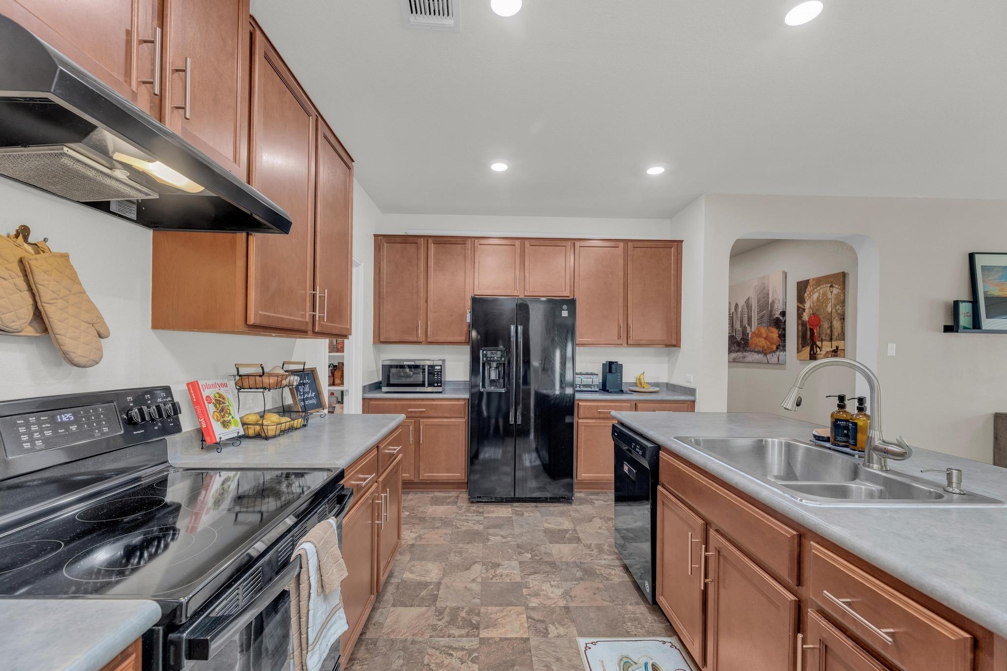 136 Everglades Ave, Taylor, TX 76574