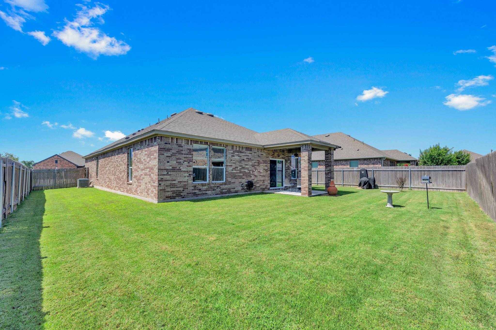 136 Everglades Ave, Taylor, TX 76574