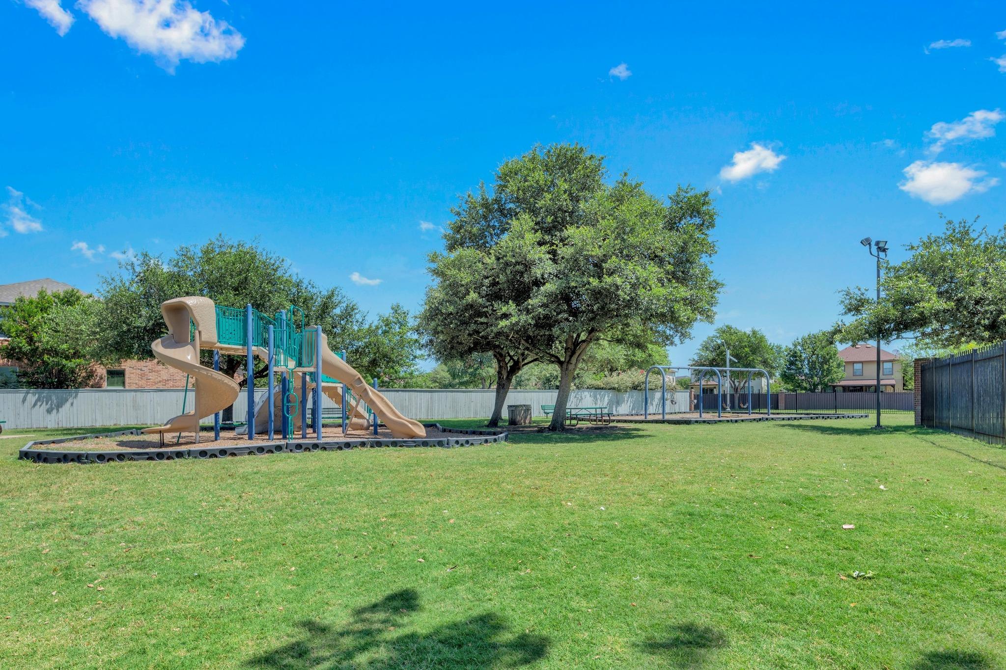 136 Everglades Ave, Taylor, TX 76574