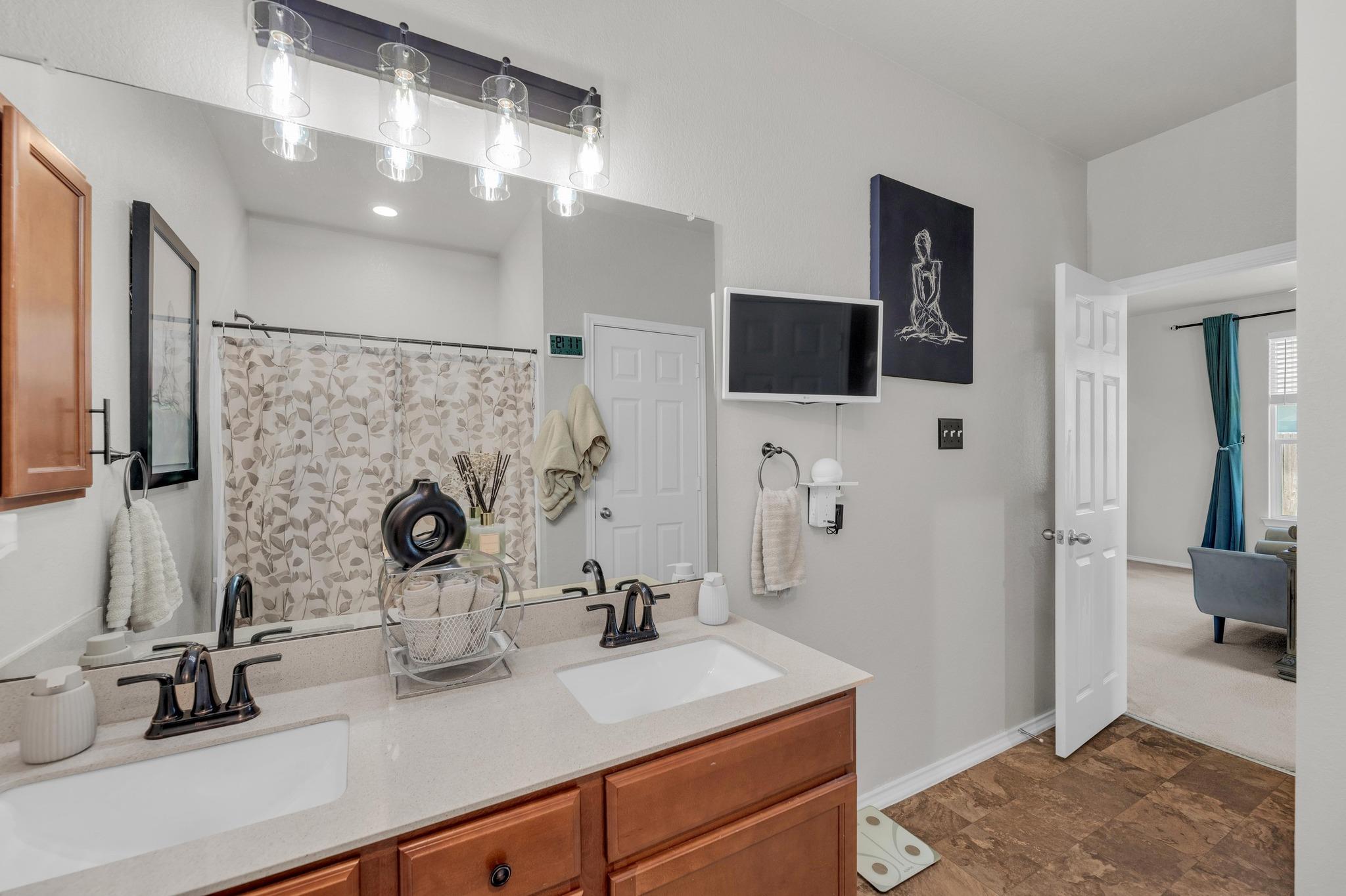 136 Everglades Ave, Taylor, TX 76574