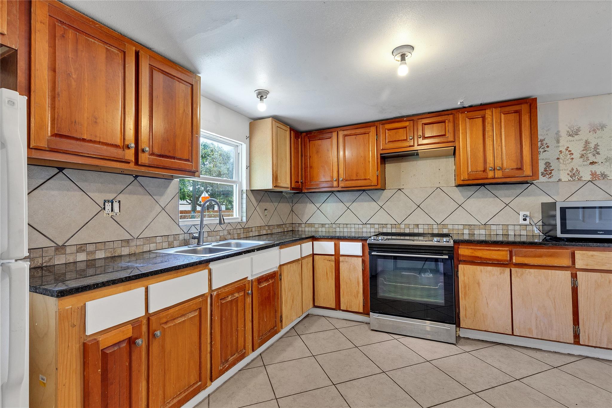 101 E Ash St, Granger, TX 76530