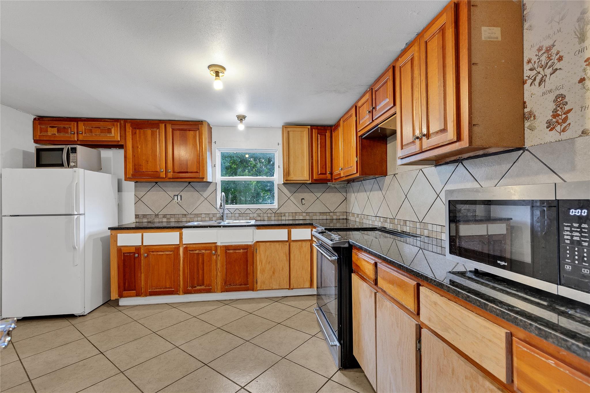 101 E Ash St, Granger, TX 76530