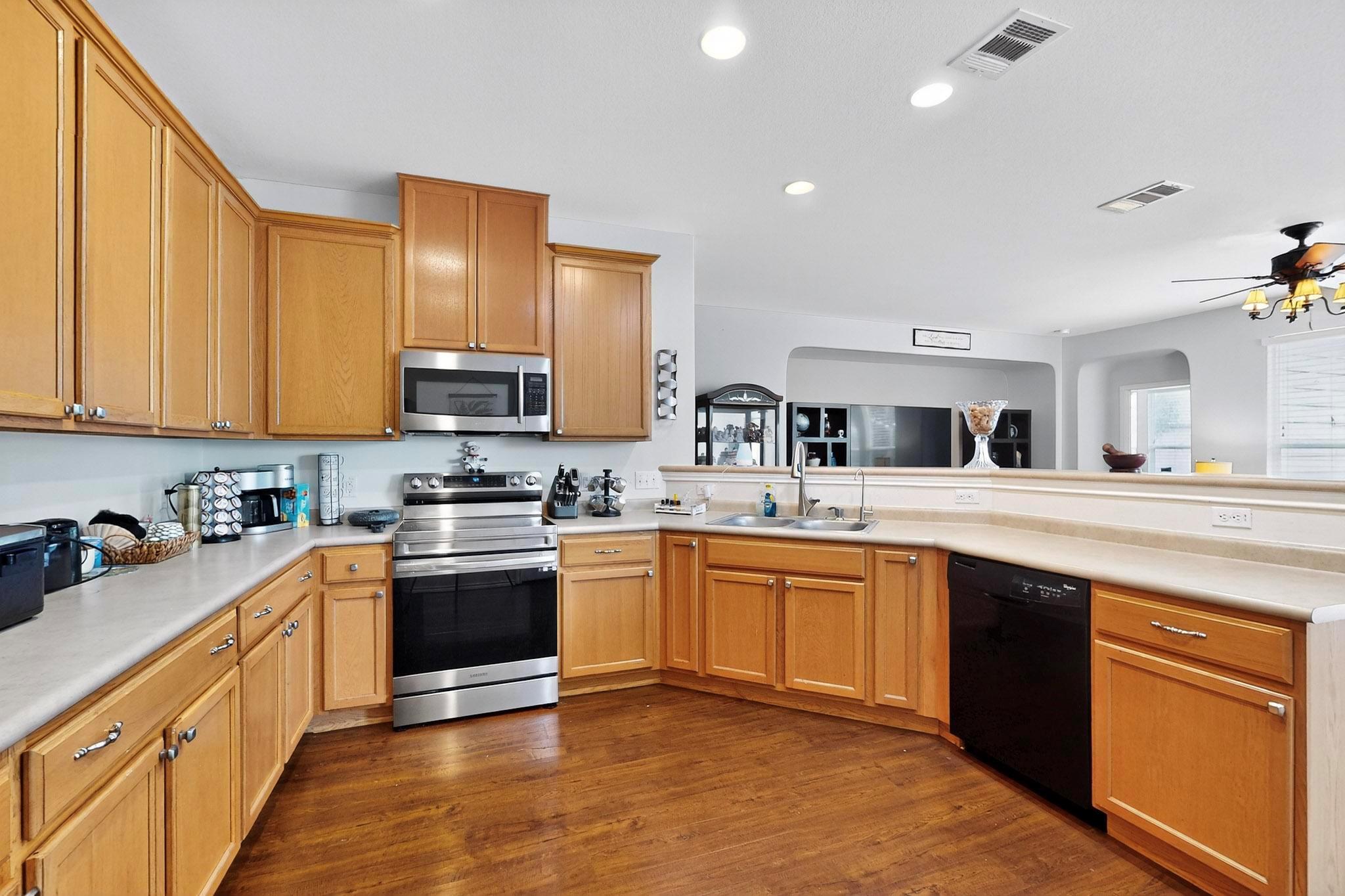 140 Matthews Ln, Kyle, TX 78640
