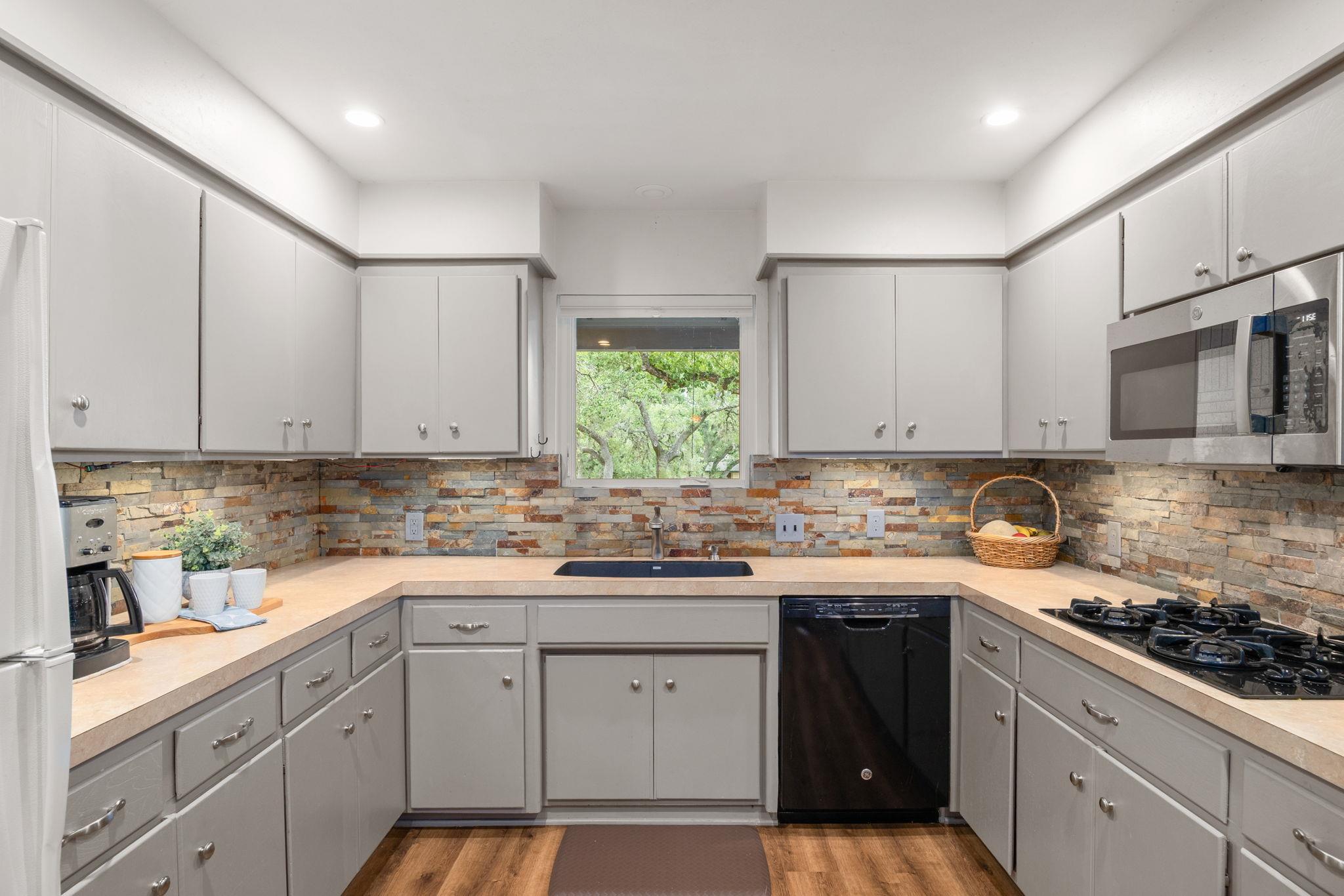8604 Granada Hills Dr, Austin, TX 78737