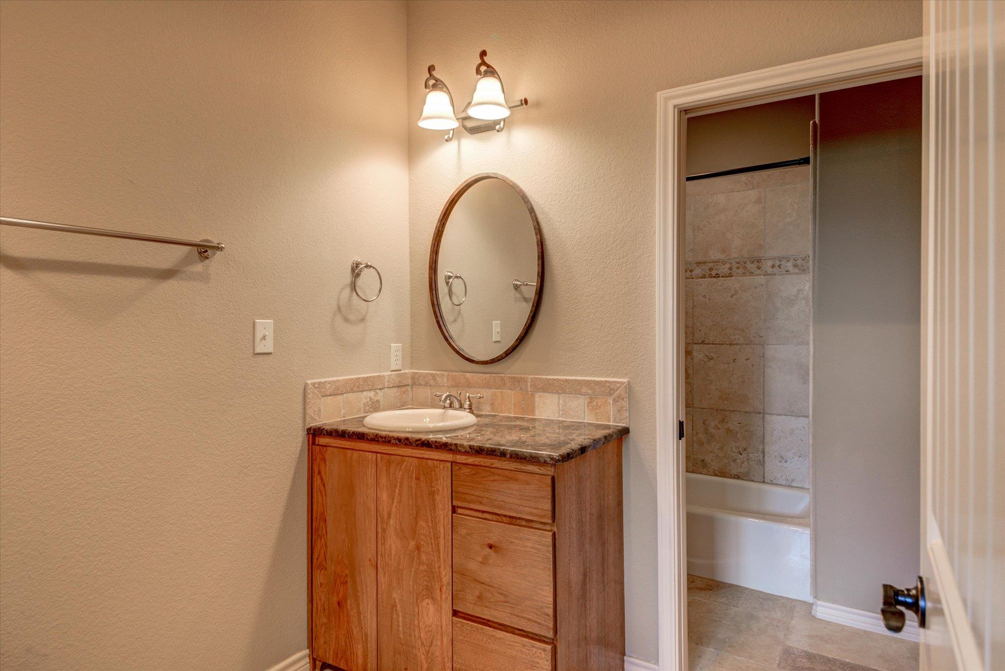 208 Colina Cove Dr Dr, Kingsland, TX 78639