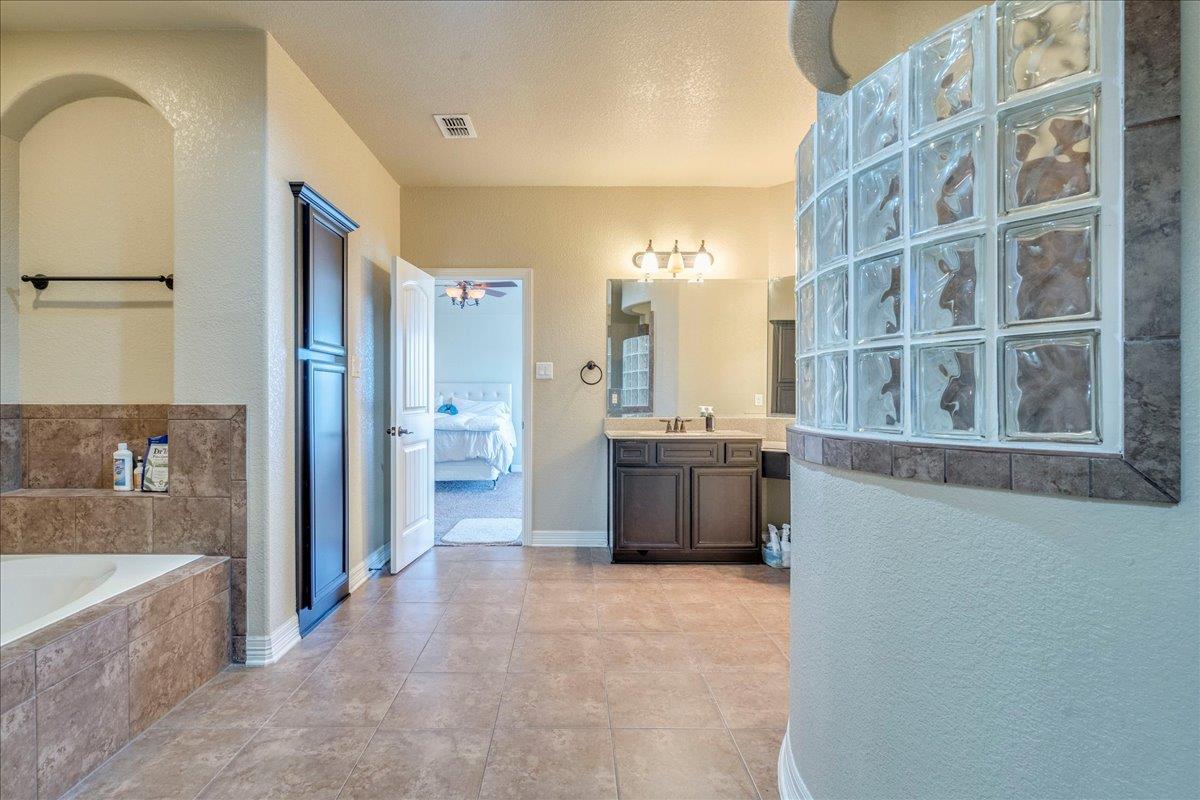 913 Overcup Dr, San Marcos, TX 78666