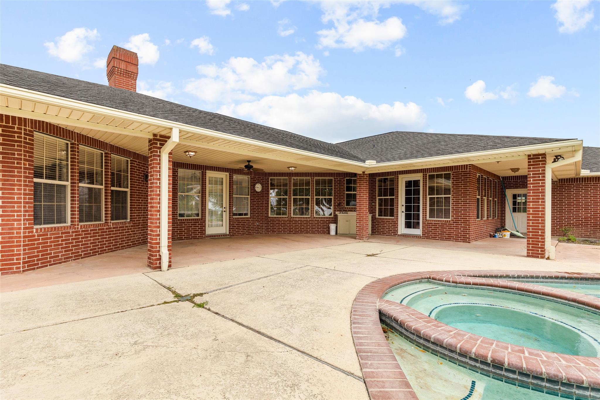 803 S Converse St, Flatonia, TX 78941