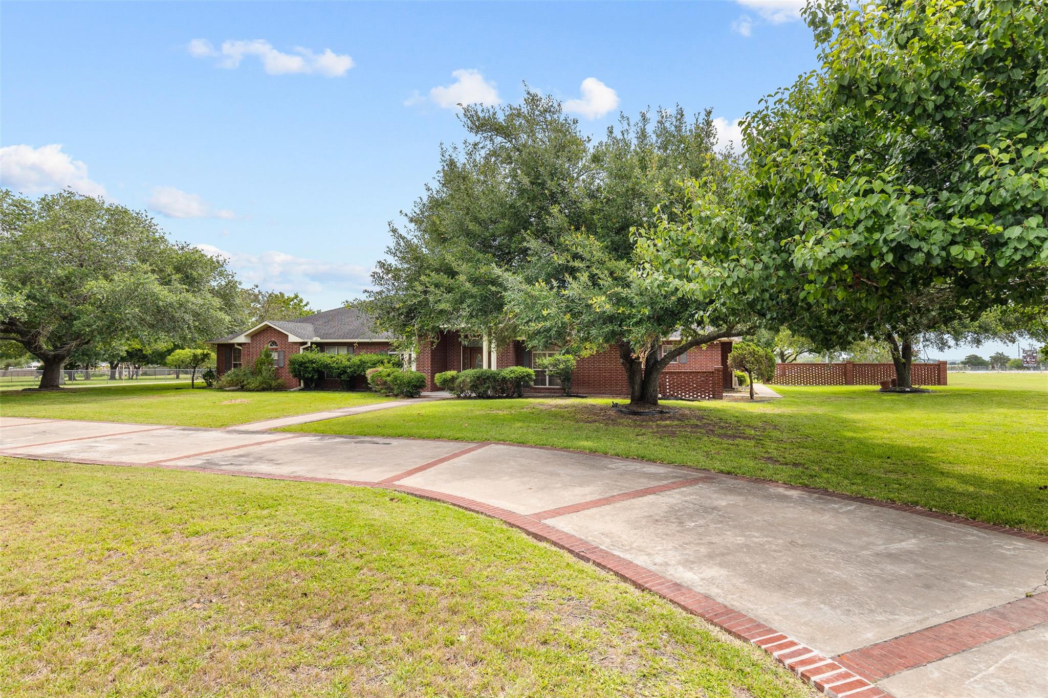 803 S Converse St, Flatonia, TX 78941