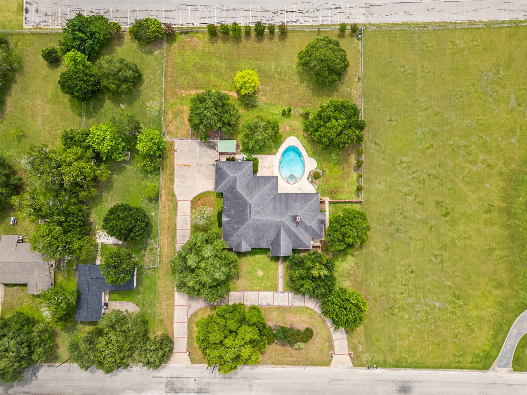 803 S Converse St, Flatonia, TX 78941
