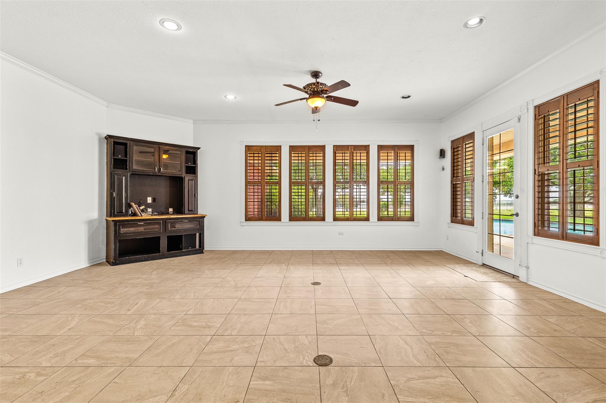 803 S Converse St, Flatonia, TX 78941