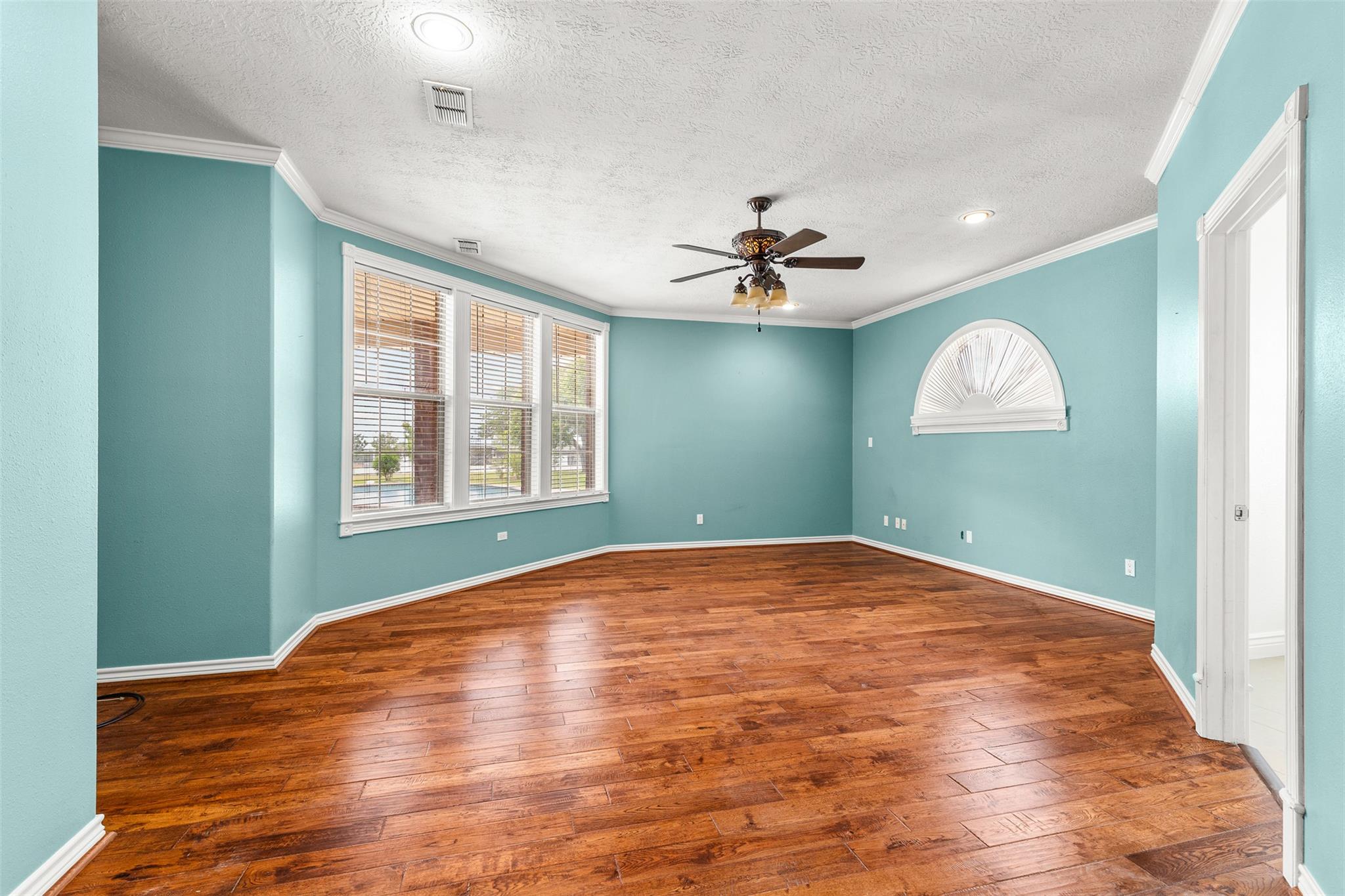 803 S Converse St, Flatonia, TX 78941