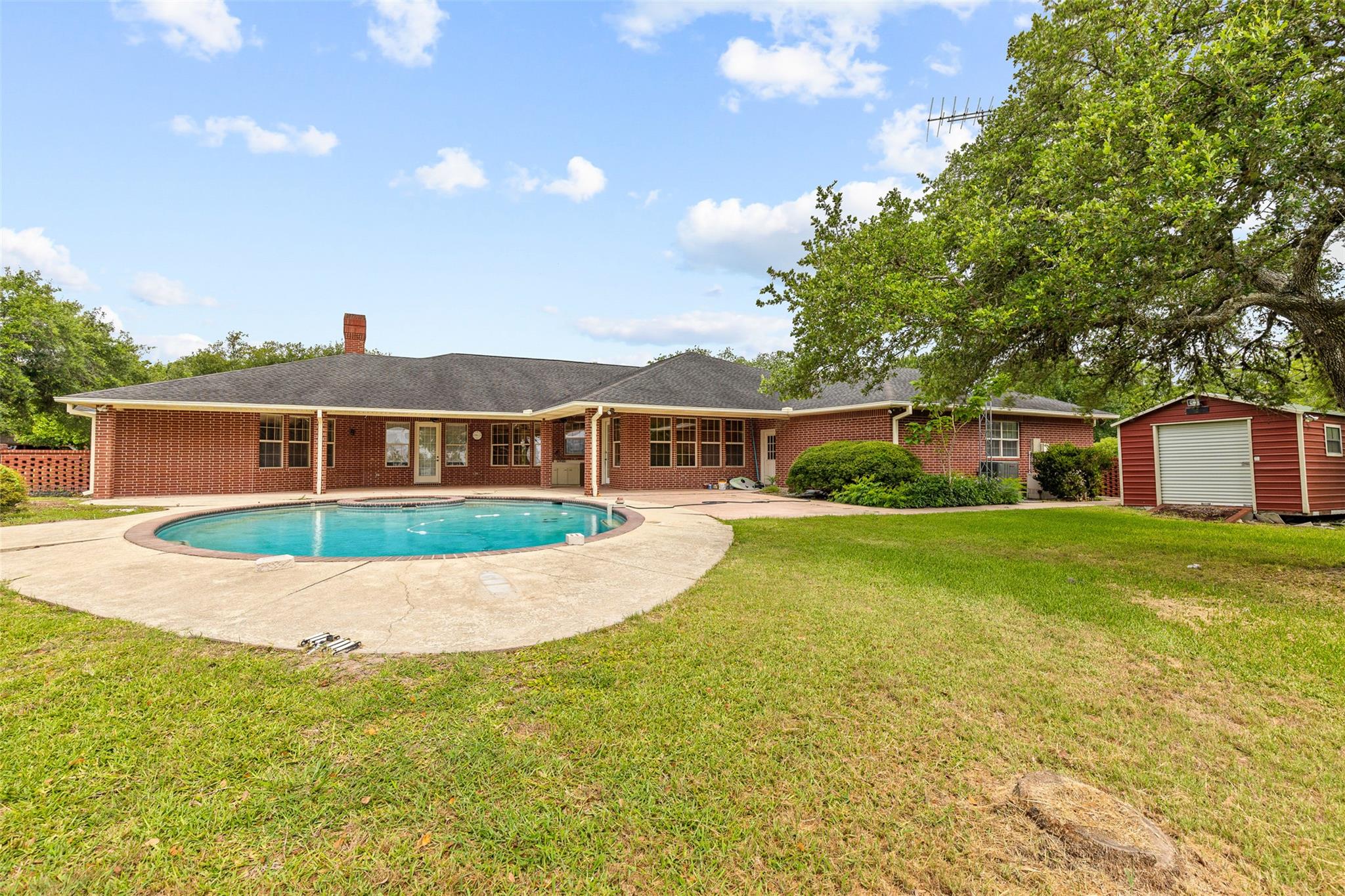 803 S Converse St, Flatonia, TX 78941