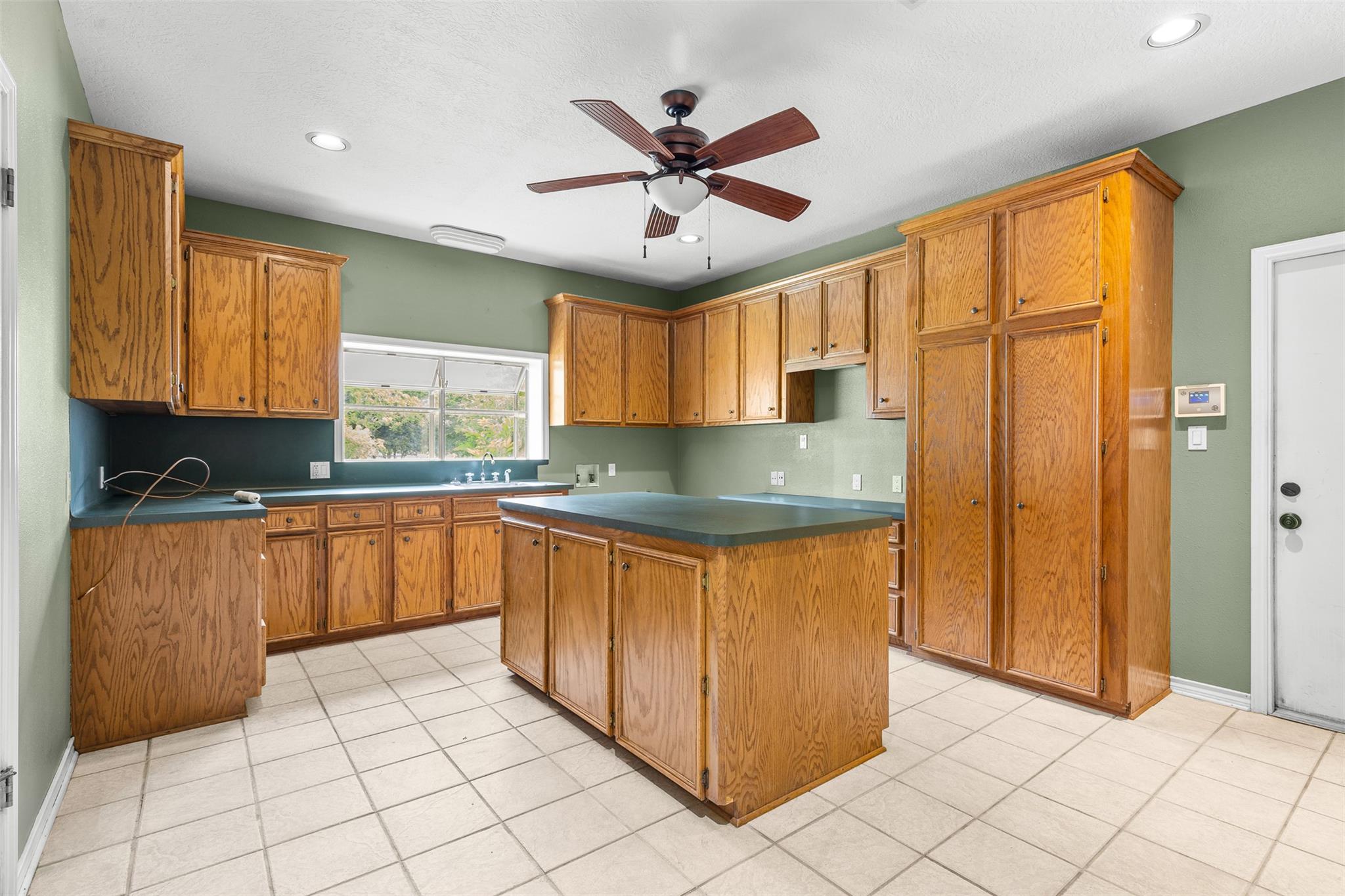 803 S Converse St, Flatonia, TX 78941