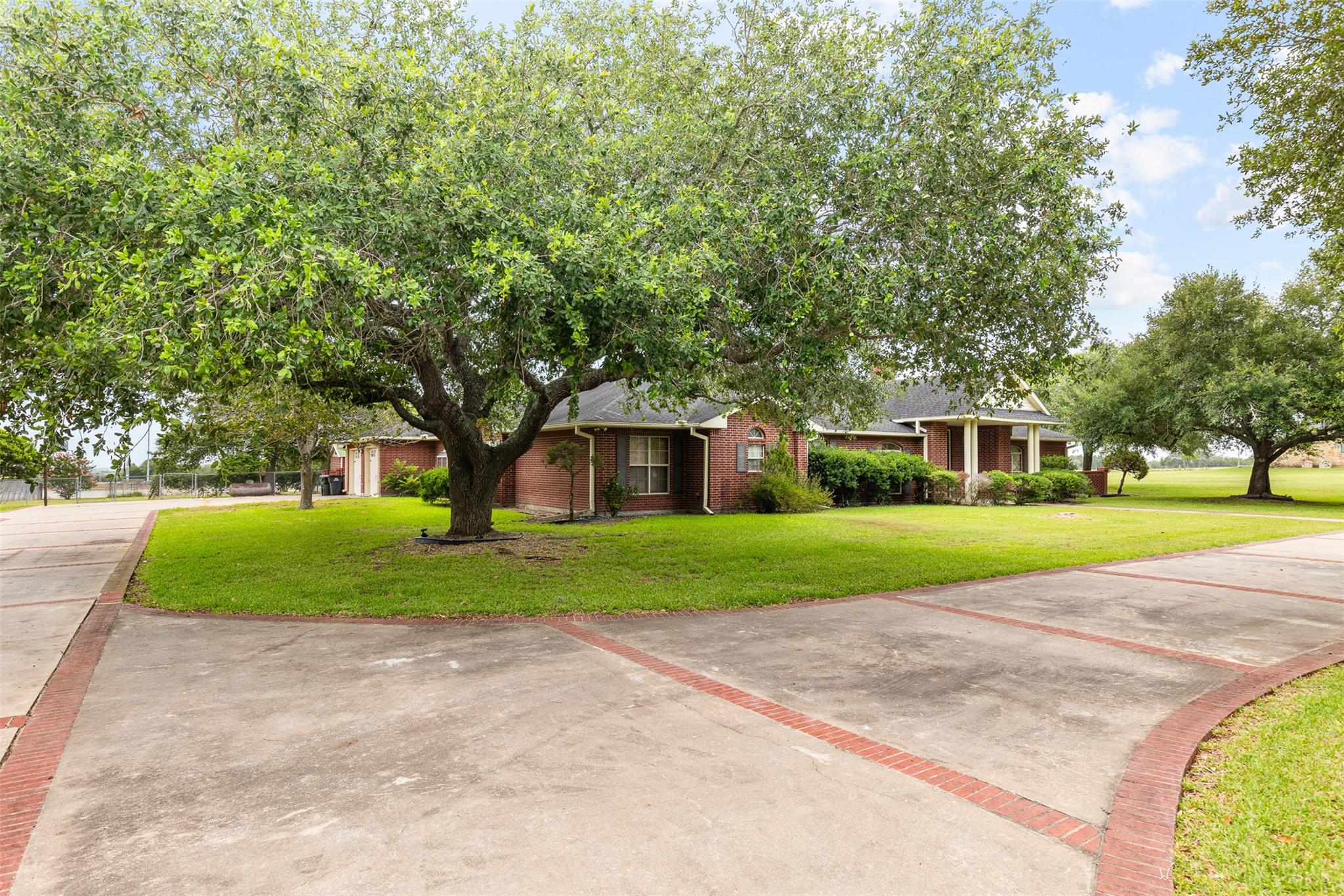 803 S Converse St, Flatonia, TX 78941